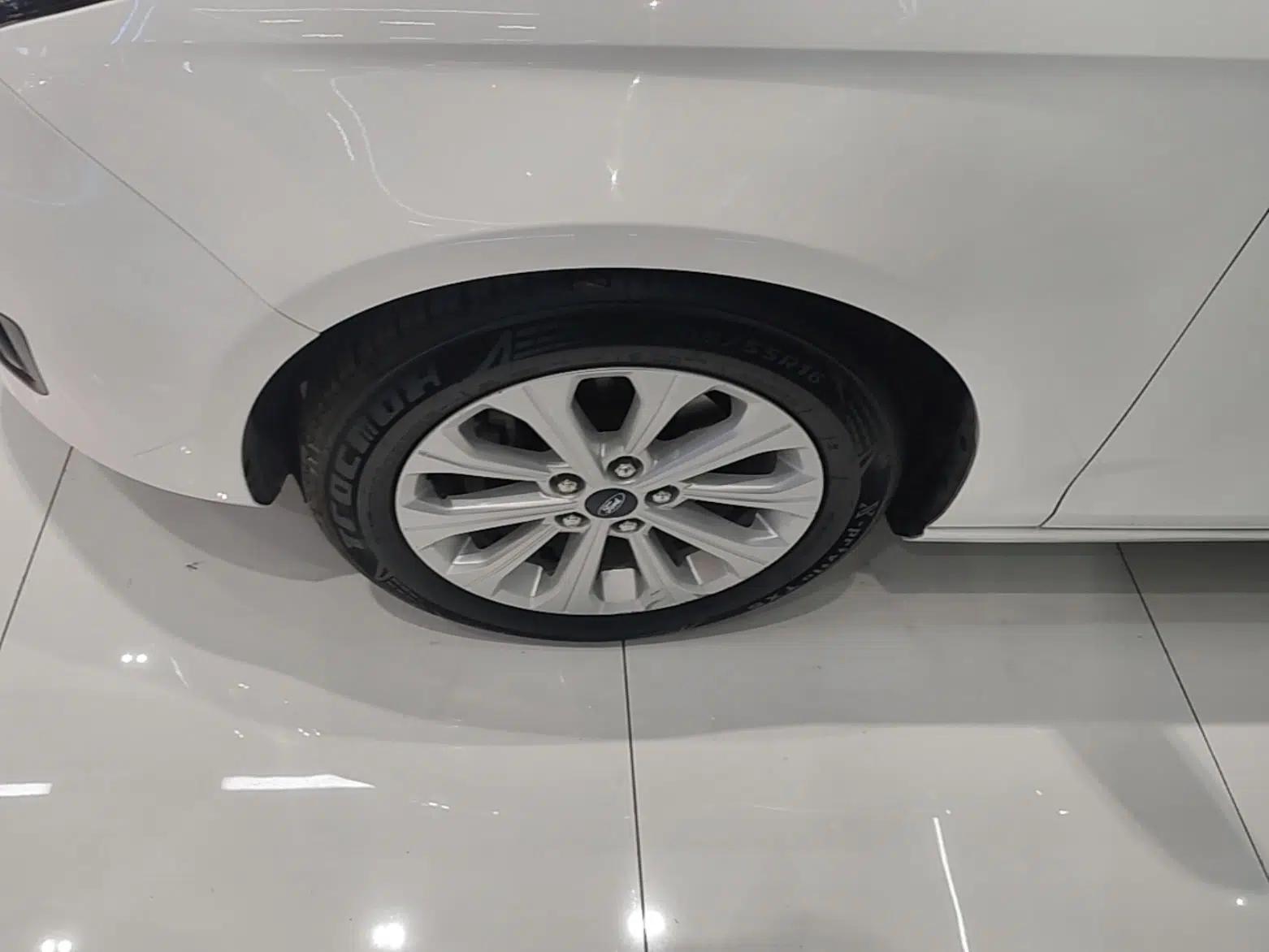 Ford Escort 2015 1.5L Automatic Fashion Model — миниатюра 8