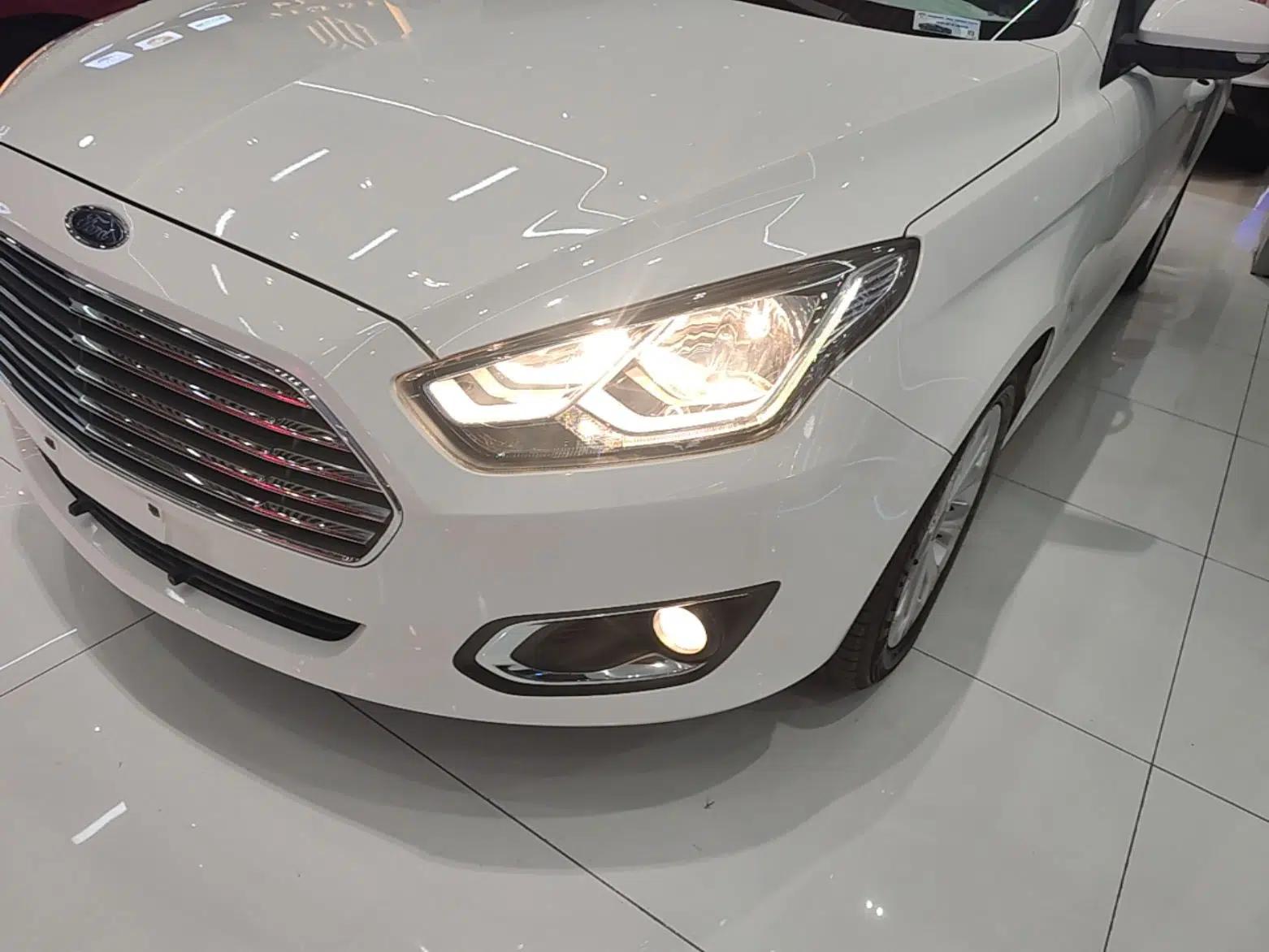 Ford Escort 2015 1.5L Automatic Fashion Model — миниатюра 9