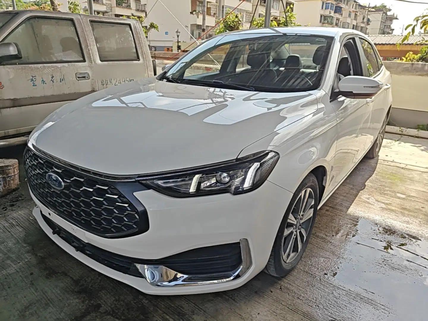 Ford Escort 2021 1.5L Automatic Diamond Edition — миниатюра 1