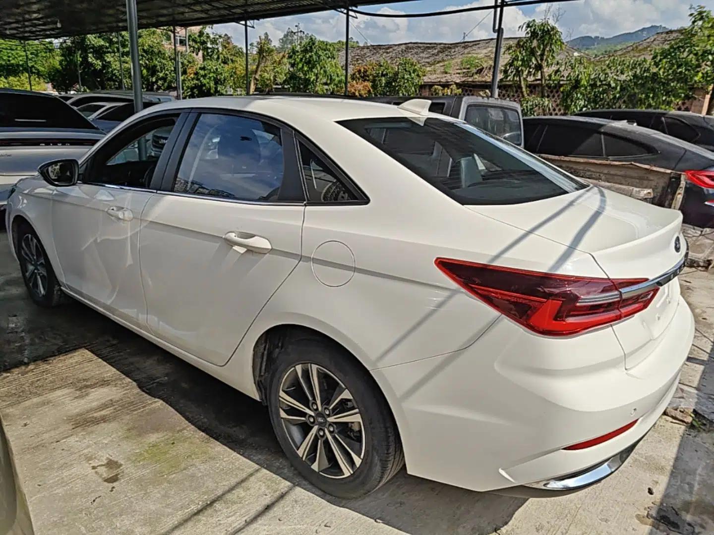 Ford Escort 2021 1.5L Automatic Diamond Edition — миниатюра 4