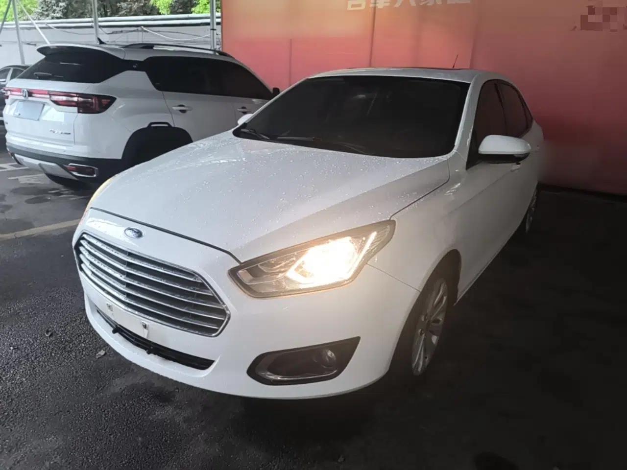 Ford Escort 2015 1.5L Automatic Fashion Model — миниатюра 1