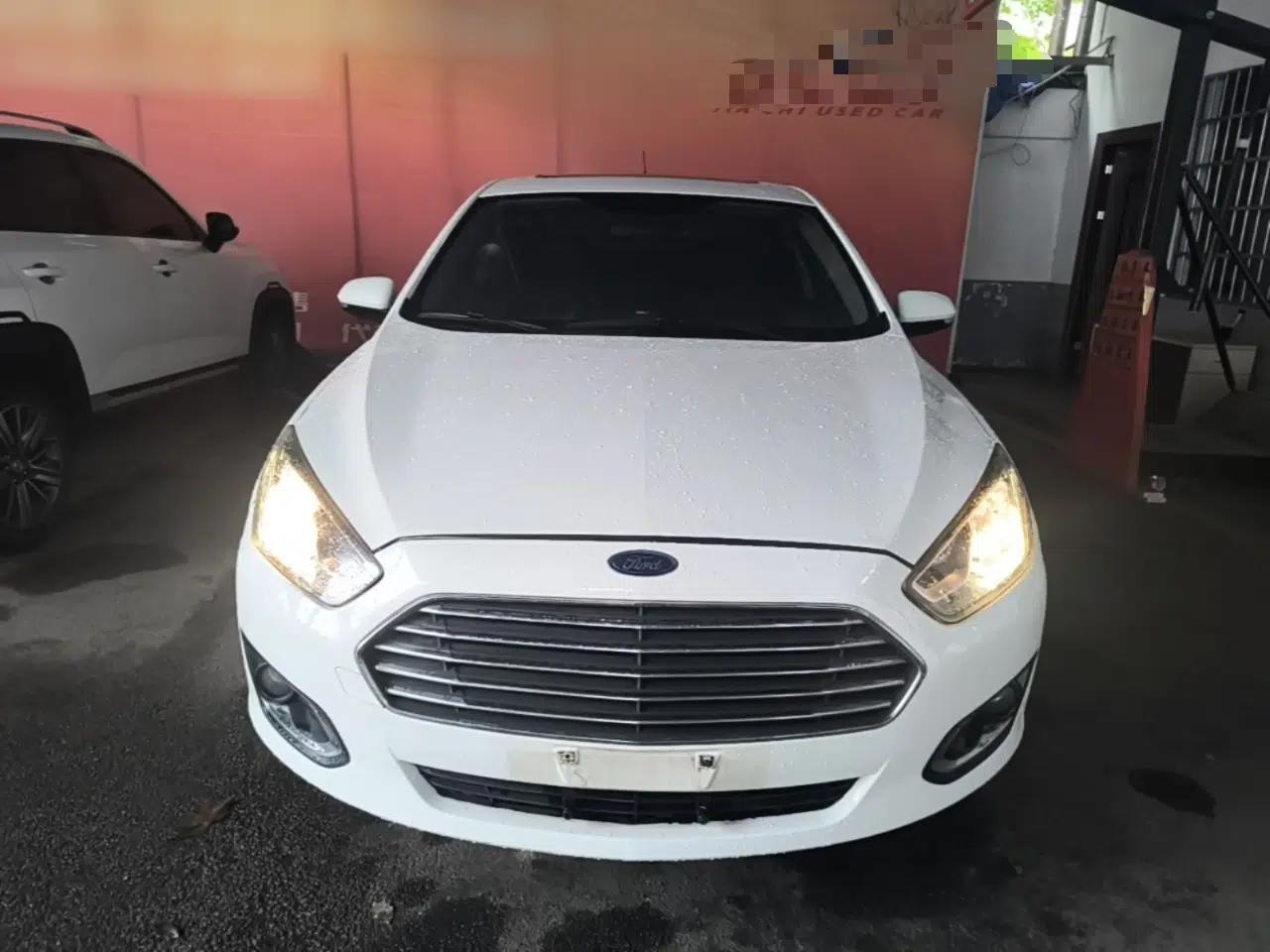 Ford Escort 2015 1.5L Automatic Fashion Model — миниатюра 2