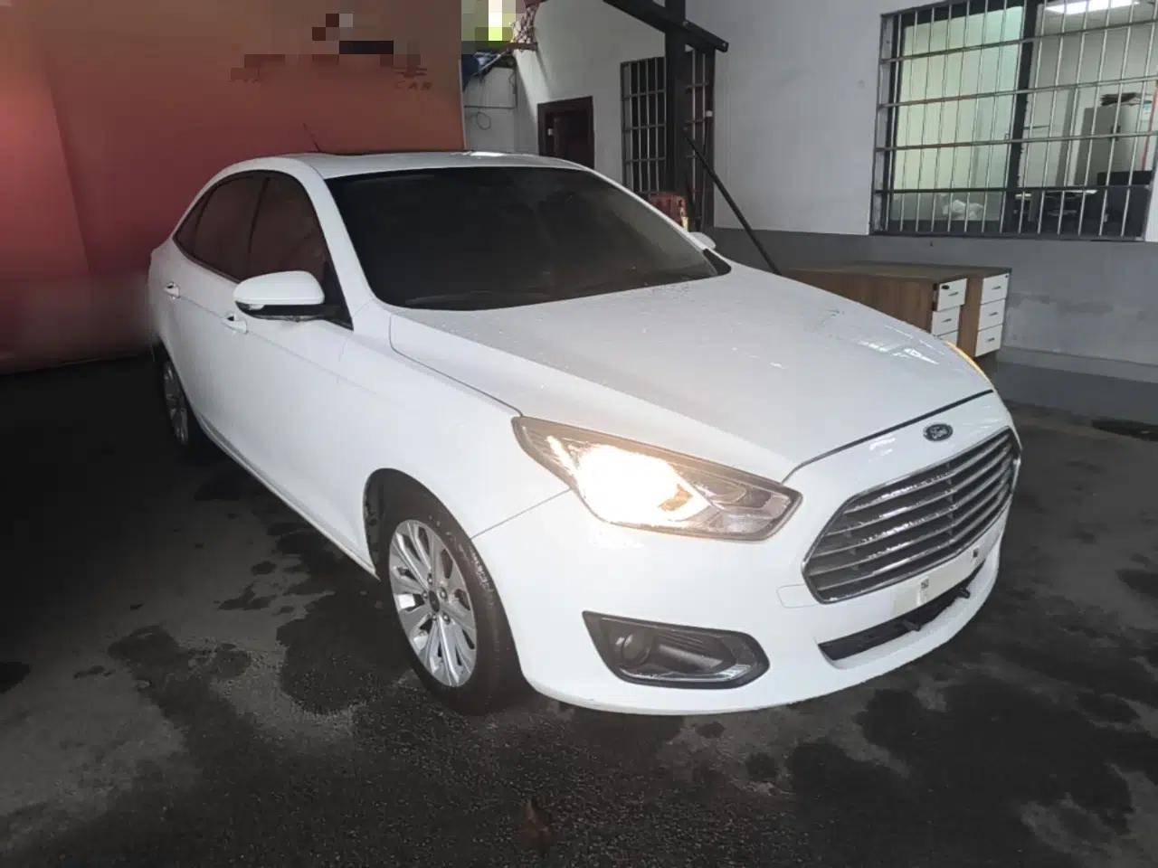 Ford Escort 2015 1.5L Automatic Fashion Model — миниатюра 3