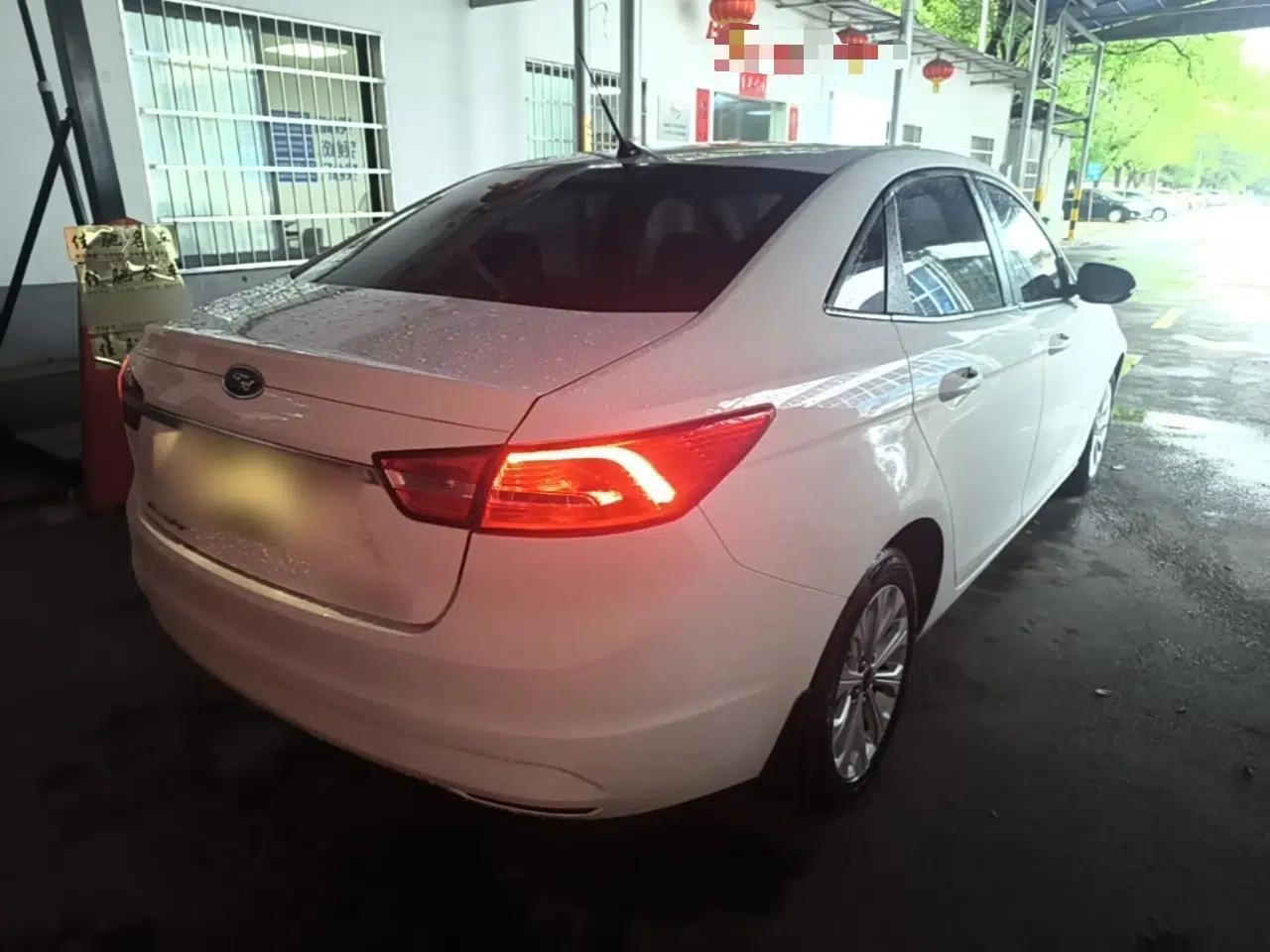 Ford Escort 2015 1.5L Automatic Fashion Model — миниатюра 6