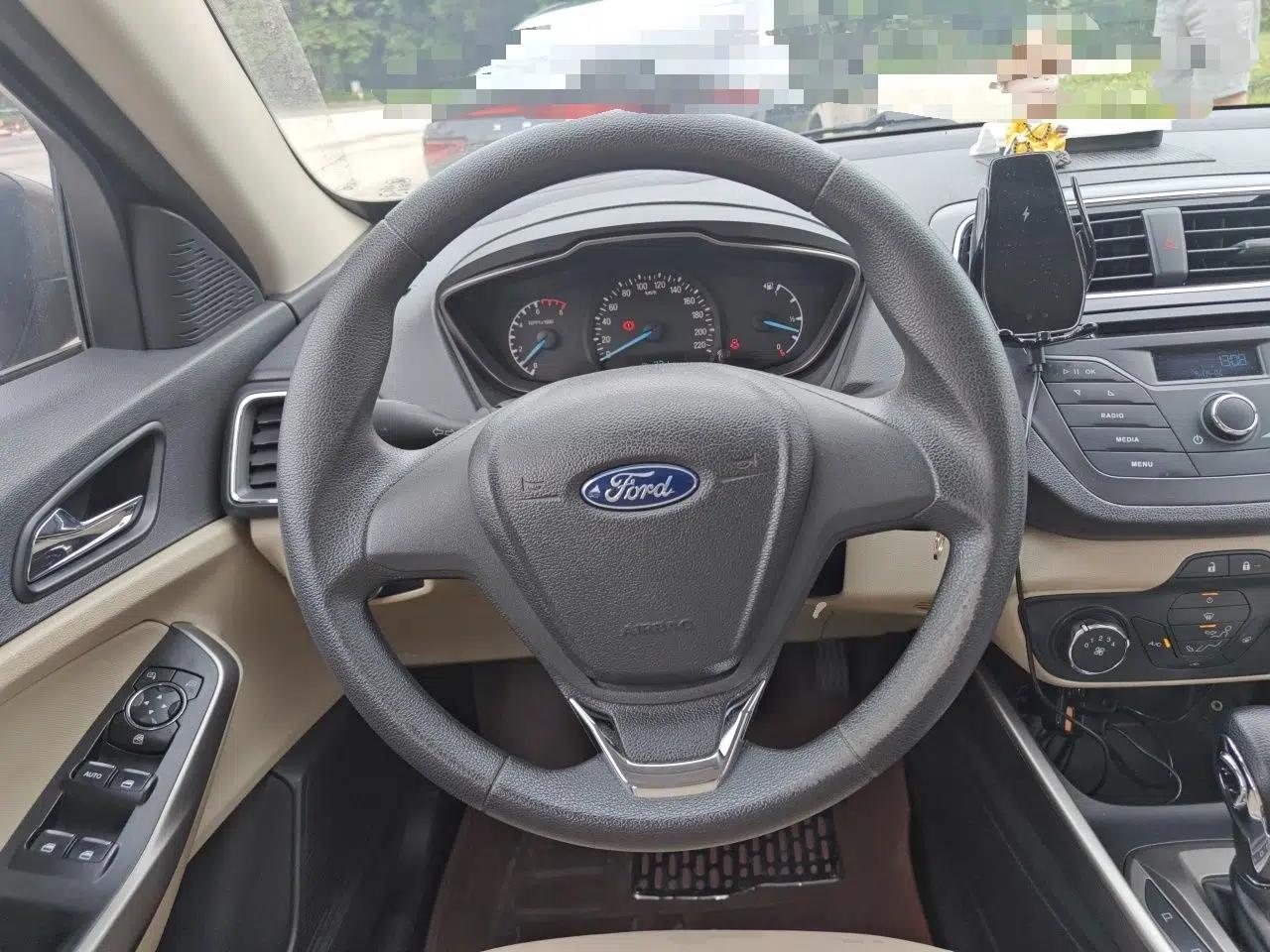 Ford Escort 2015 1.5L Automatic Comfort Edition — миниатюра 11