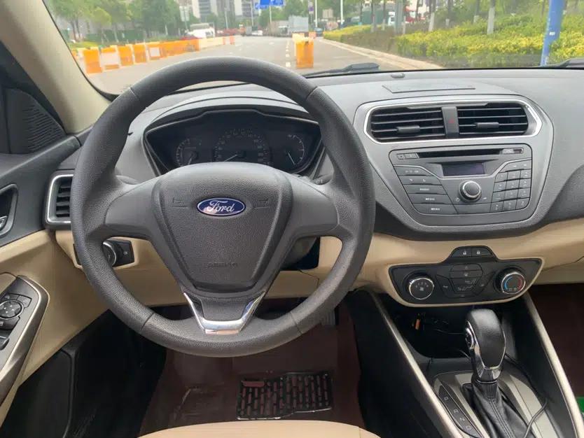 Ford Escort 2015 1.5L Automatic Comfort Edition — миниатюра 22