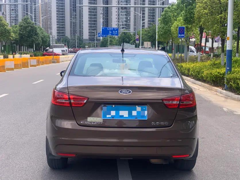 Ford Escort 2015 1.5L Automatic Comfort Edition — миниатюра 4