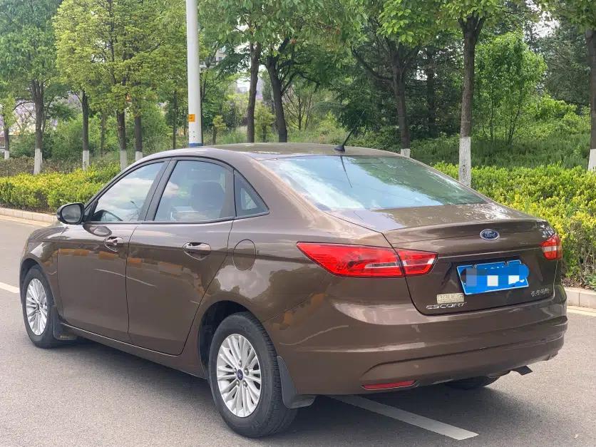 Ford Escort 2015 1.5L Automatic Comfort Edition — миниатюра 6