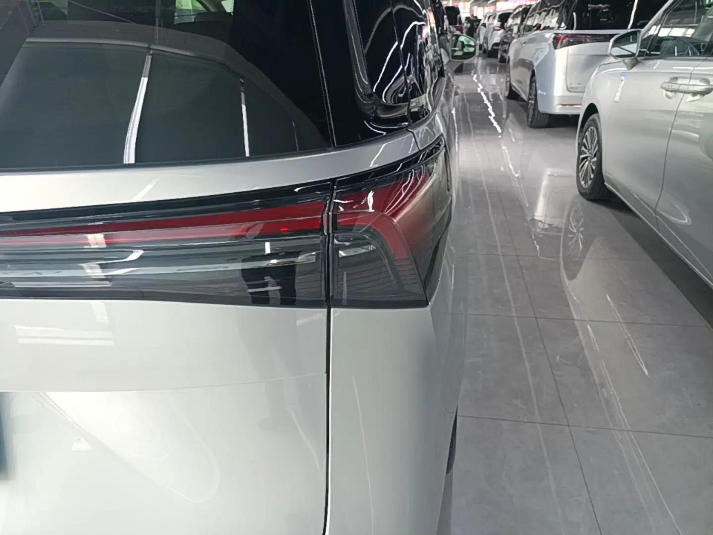 Buick GL8 New Energy 2025 Lu Shang Luxury Edition 7-Seater — миниатюра 7