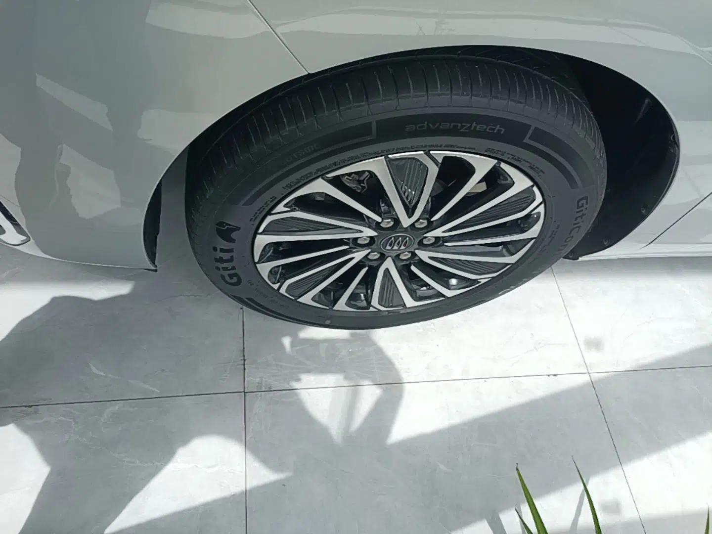 Buick GL8 New Energy 2025 Lu Shang Luxury Edition 7-Seater — миниатюра 8