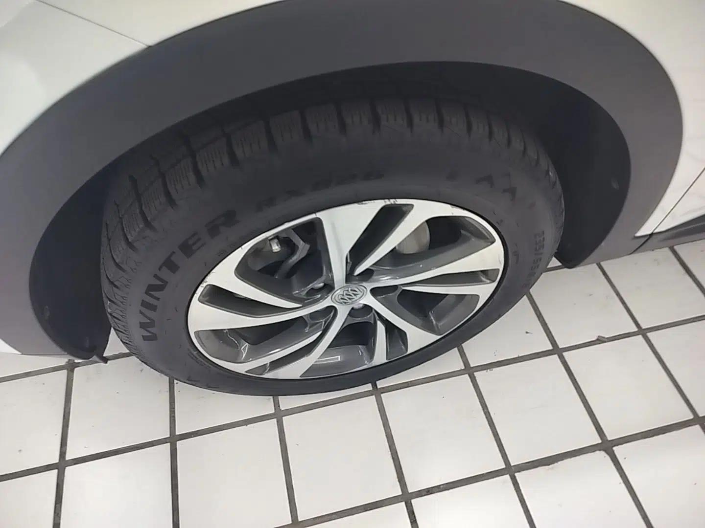 Buick Envision 2020 Encore S 652T Two-Wheel Drive Luxury Model — миниатюра 8