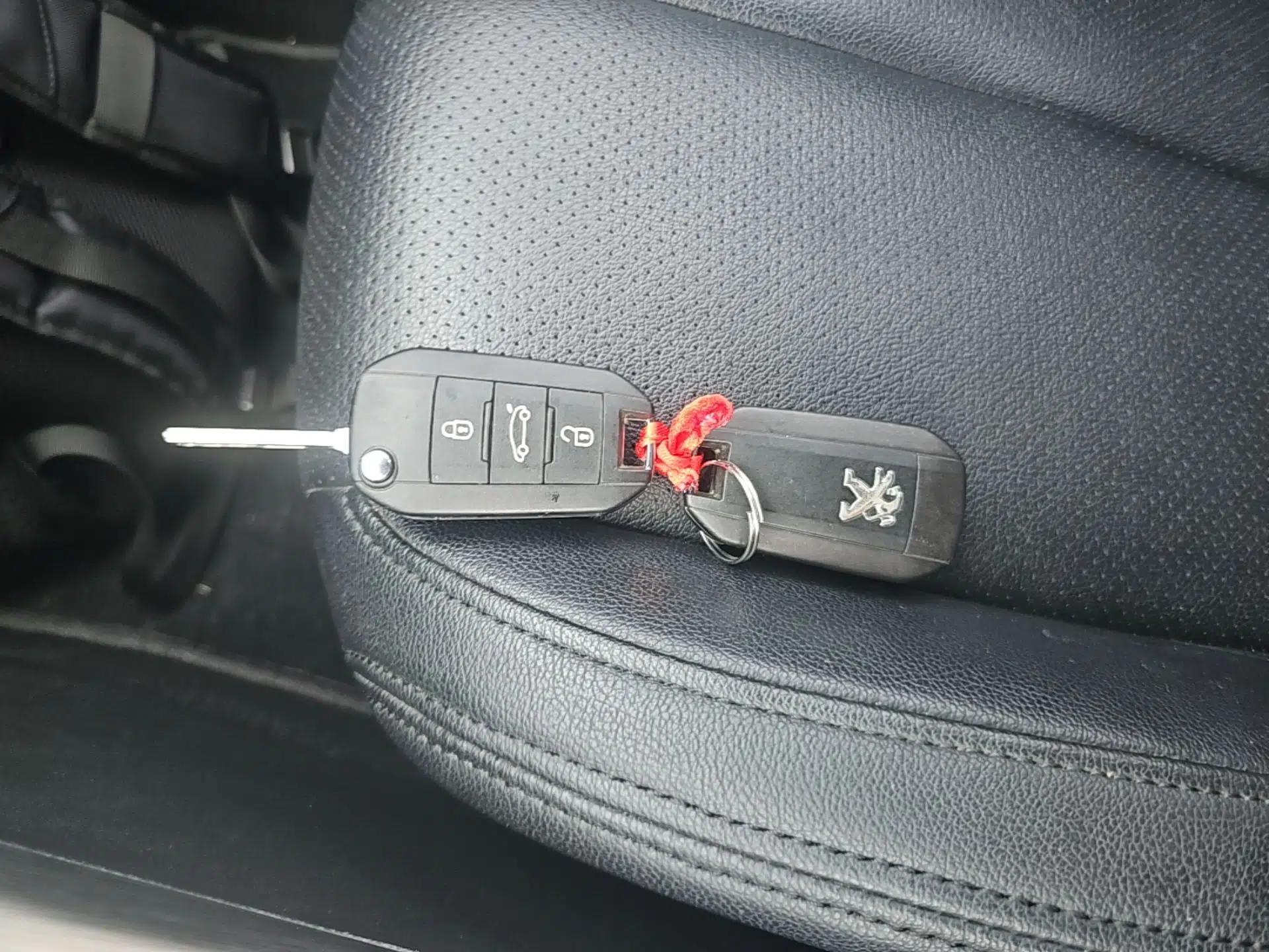 Peugeot 408 2015 1.2T Automatic Luxury Edition — миниатюра 12