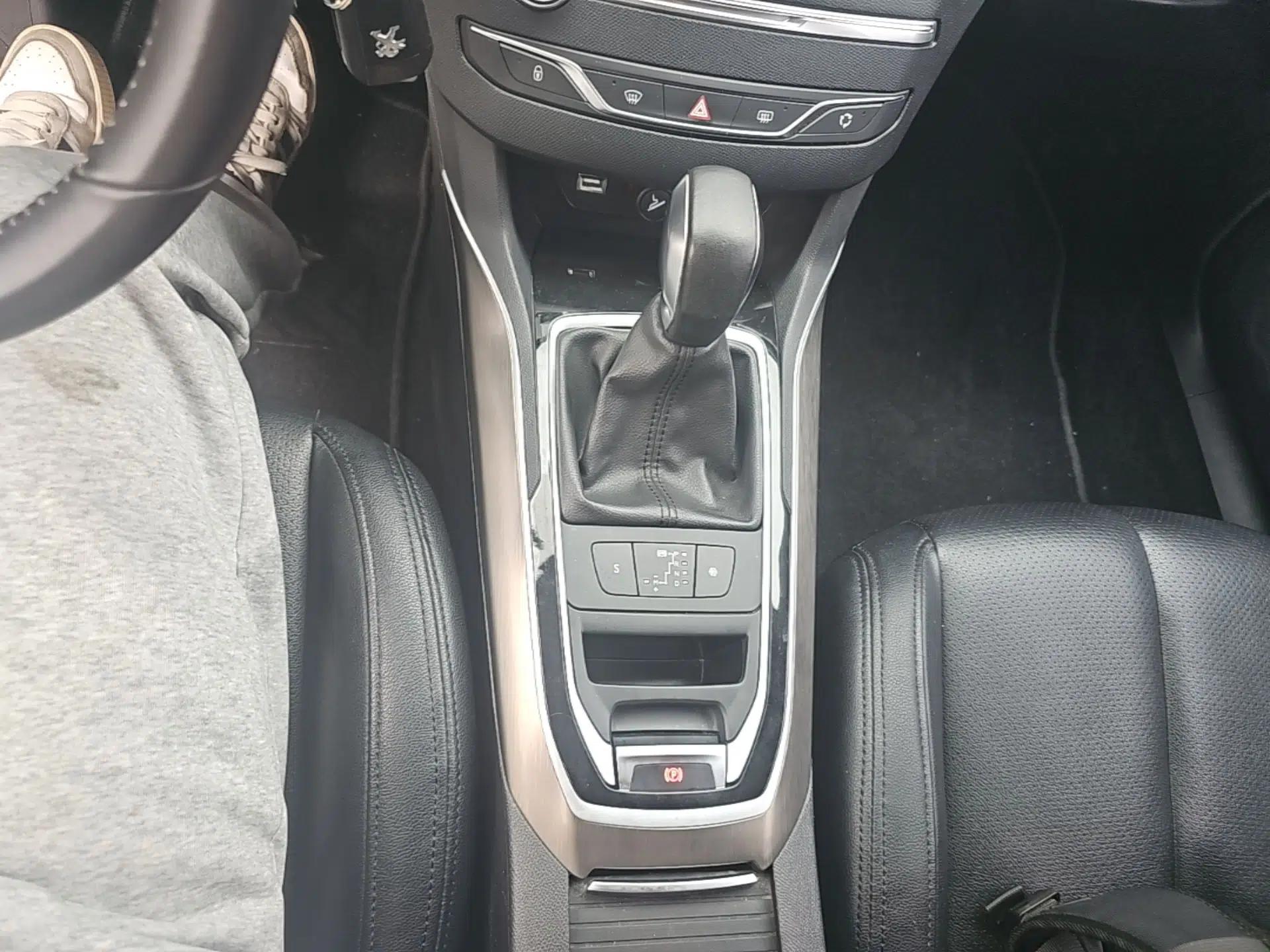 Peugeot 408 2015 1.2T Automatic Luxury Edition — миниатюра 17