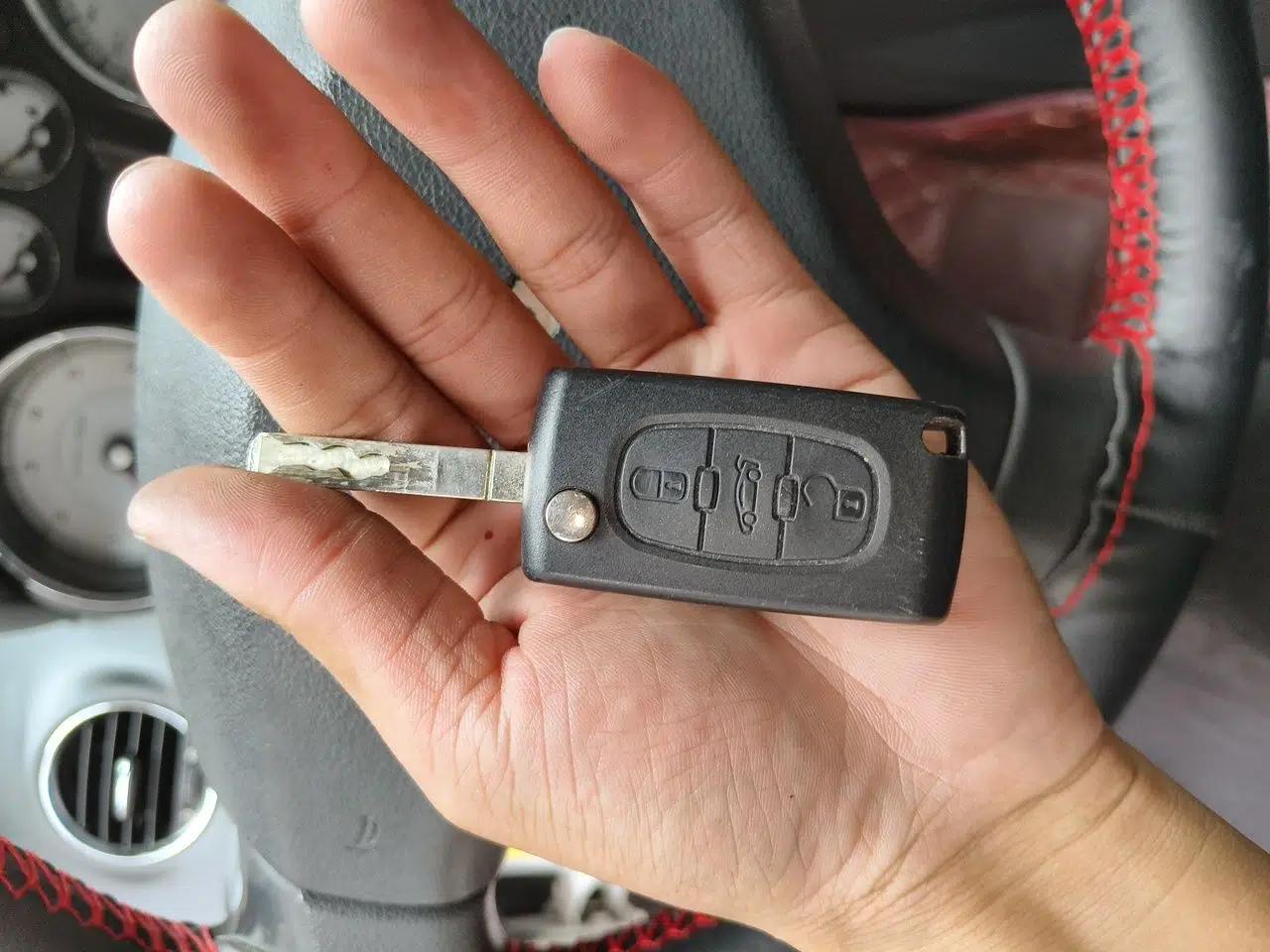 Peugeot 408 2011 2.0L Automatic Comfort Edition — миниатюра 9