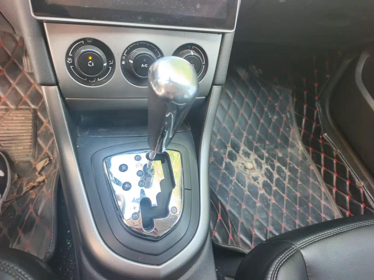 Peugeot 408 2010 2.0L Automatic Comfort Edition — миниатюра 15