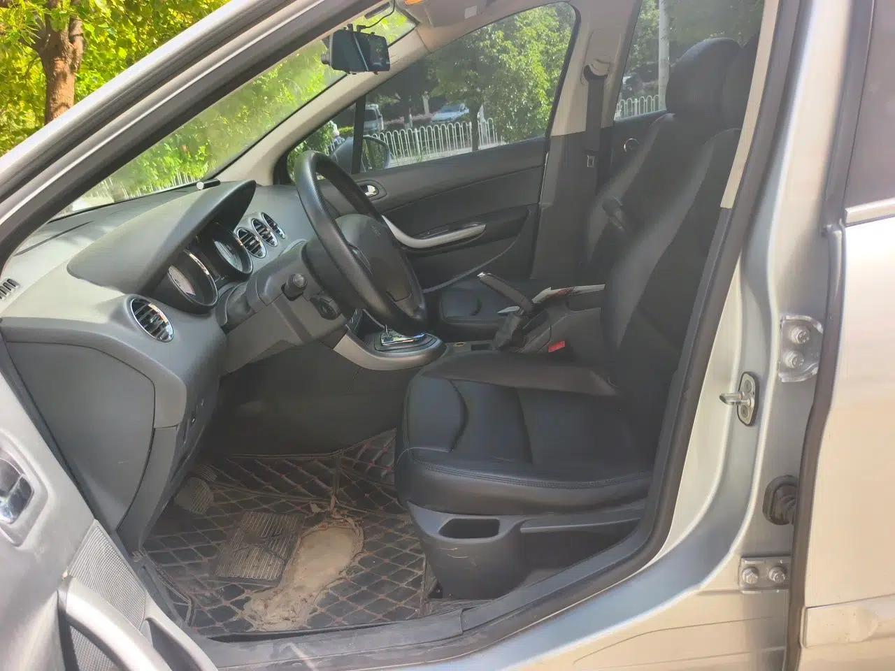 Peugeot 408 2010 2.0L Automatic Comfort Edition — миниатюра 16