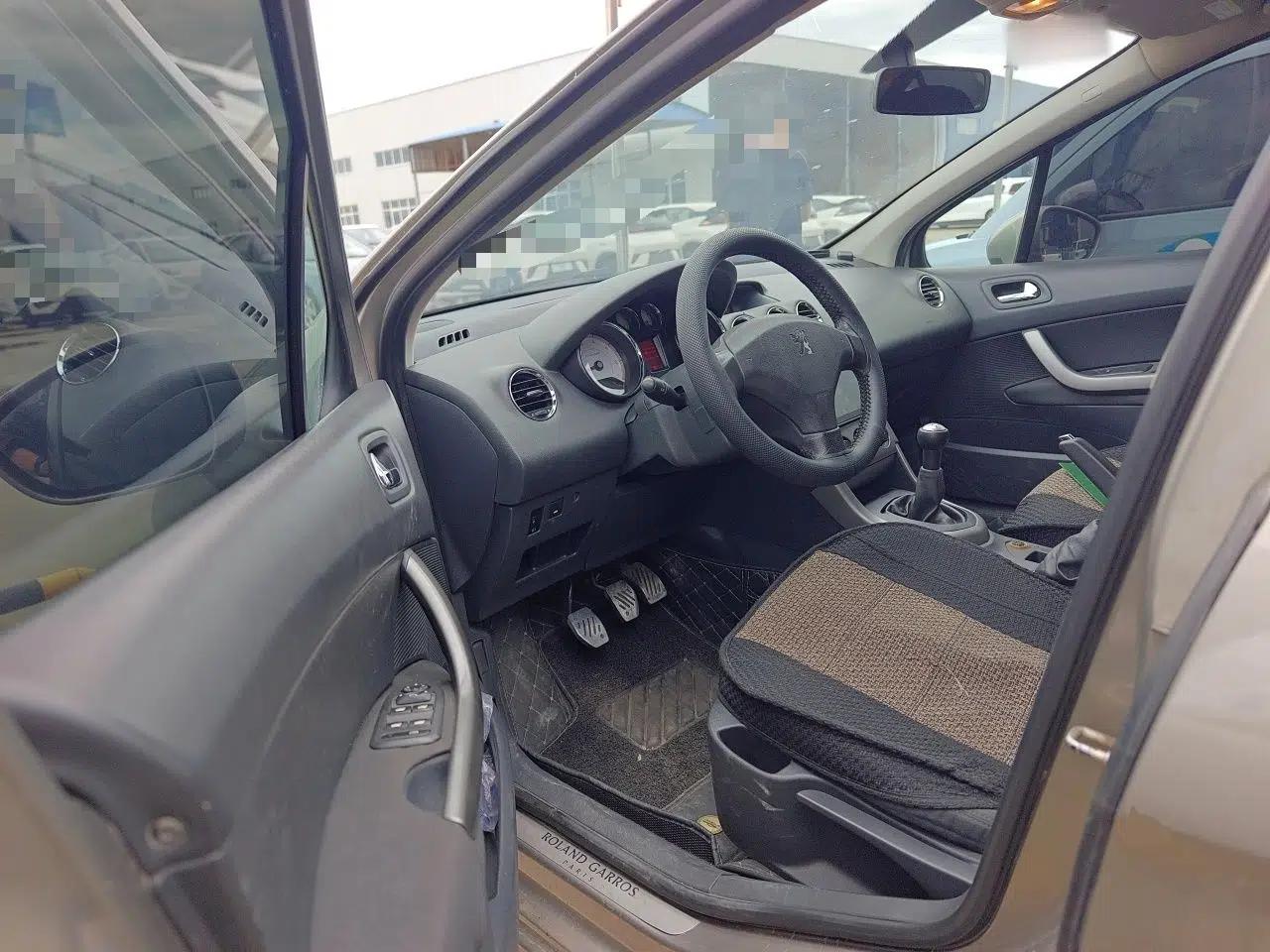 Peugeot 408 2011 2.0L Manual Comfort Edition — миниатюра 17