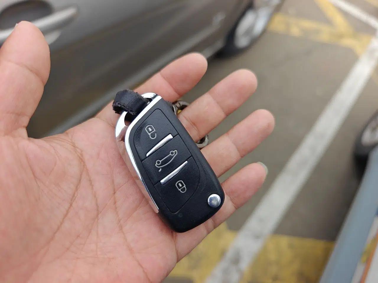 Peugeot 408 2011 2.0L Manual Comfort Edition — миниатюра 9