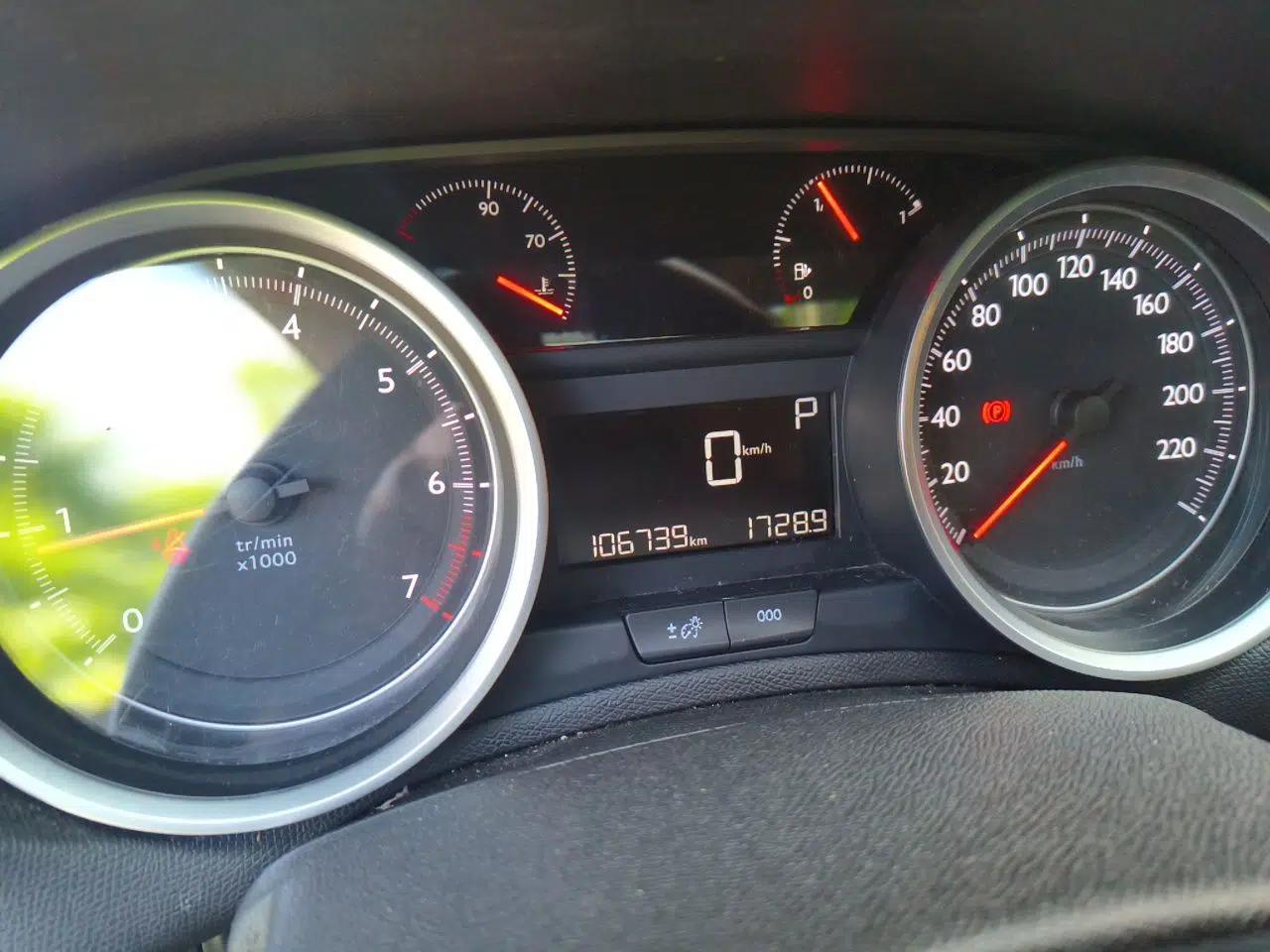 Peugeot 408 2016 1.6T Automatic Luxury Edition — миниатюра 13