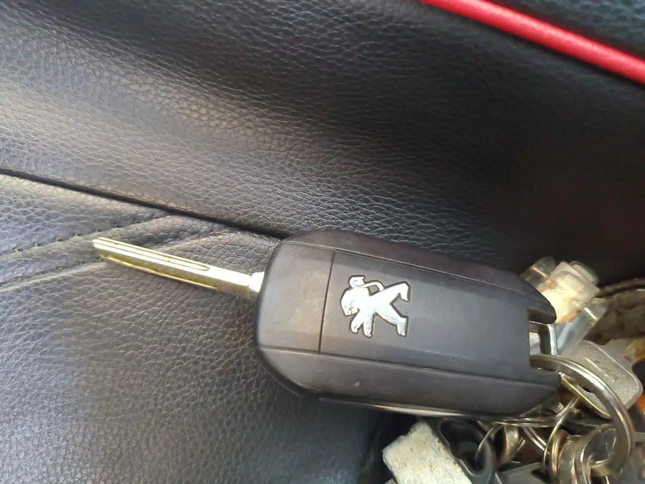 Peugeot 408 2016 1.6T Automatic Luxury Edition — миниатюра 9