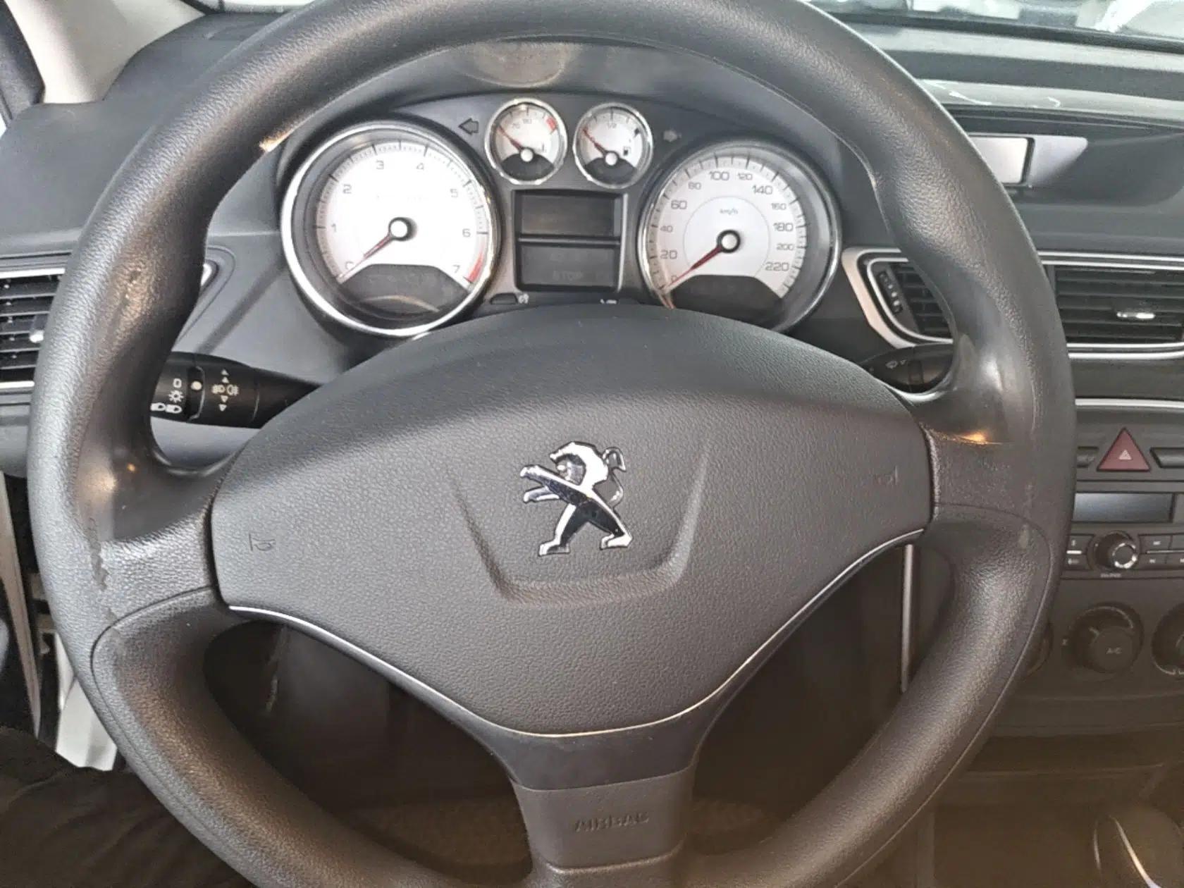Peugeot 308 2014 Enjoy Edition Classic 1.6L Automatic Premium Model — миниатюра 14