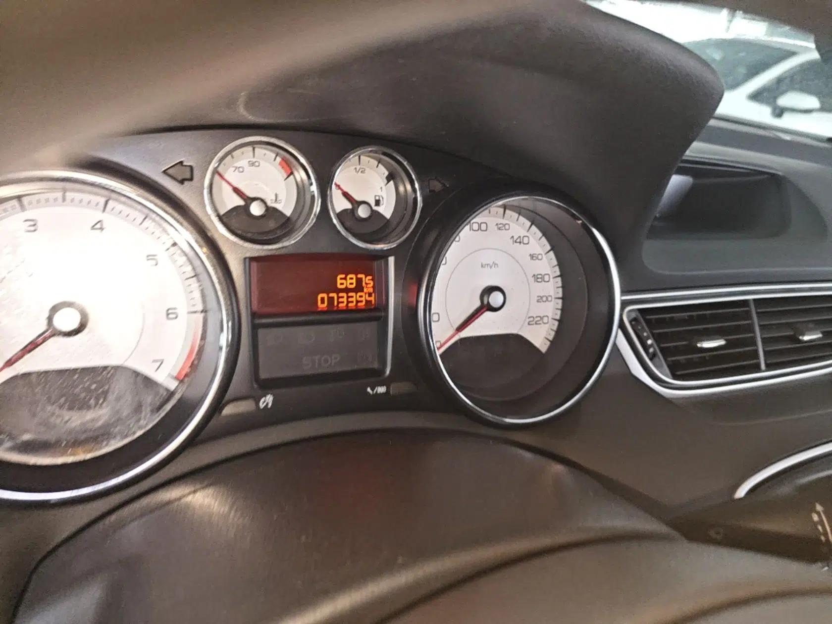 Peugeot 308 2014 Enjoy Edition Classic 1.6L Automatic Premium Model — миниатюра 15