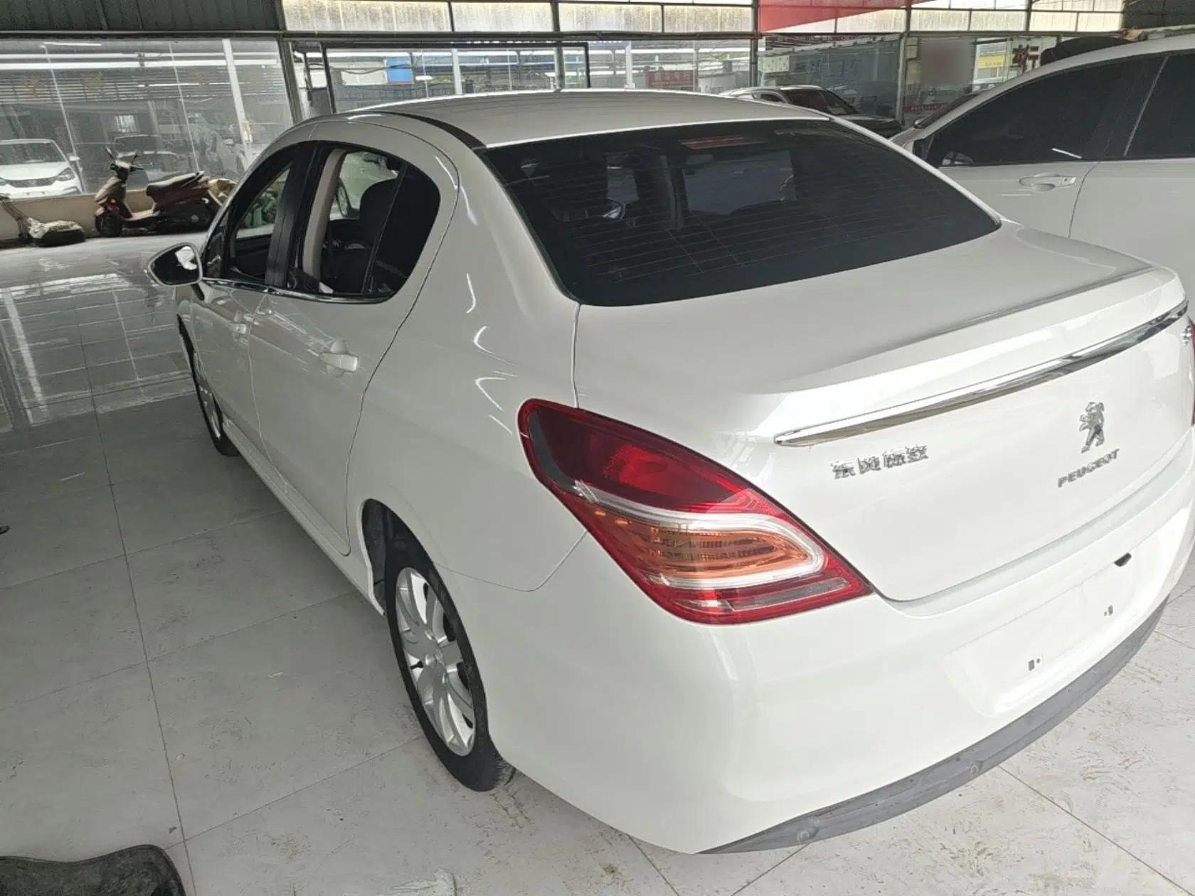Peugeot 308 2014 Enjoy Edition Classic 1.6L Automatic Premium Model — миниатюра 4