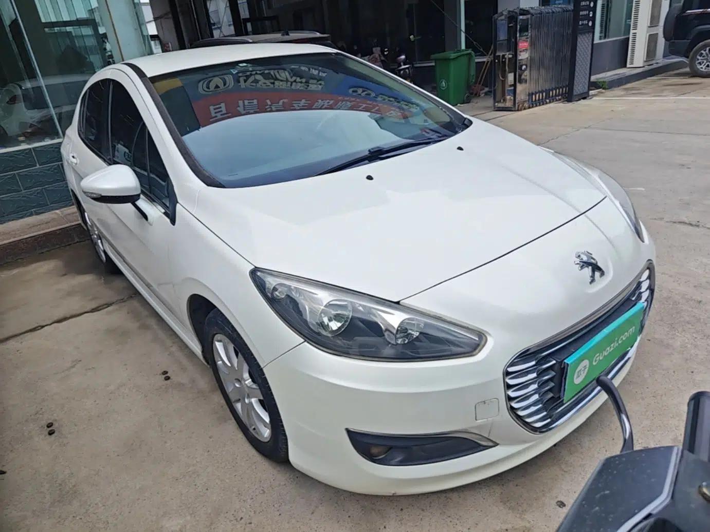 Peugeot 308 2014 Enjoy Edition Classic 1.6L Automatic Premium Model — миниатюра 3