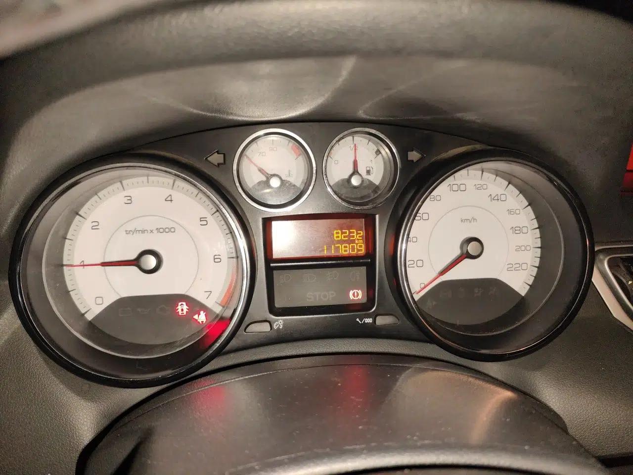 Peugeot 308 2012 1.6L Manual Fashion Edition — миниатюра 12