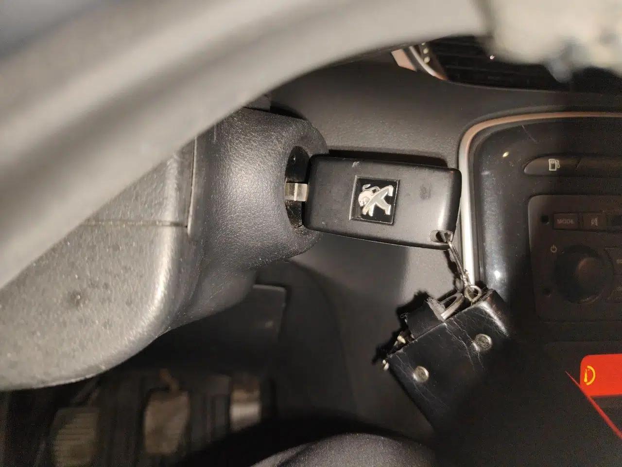 Peugeot 308 2012 1.6L Manual Fashion Edition — миниатюра 9