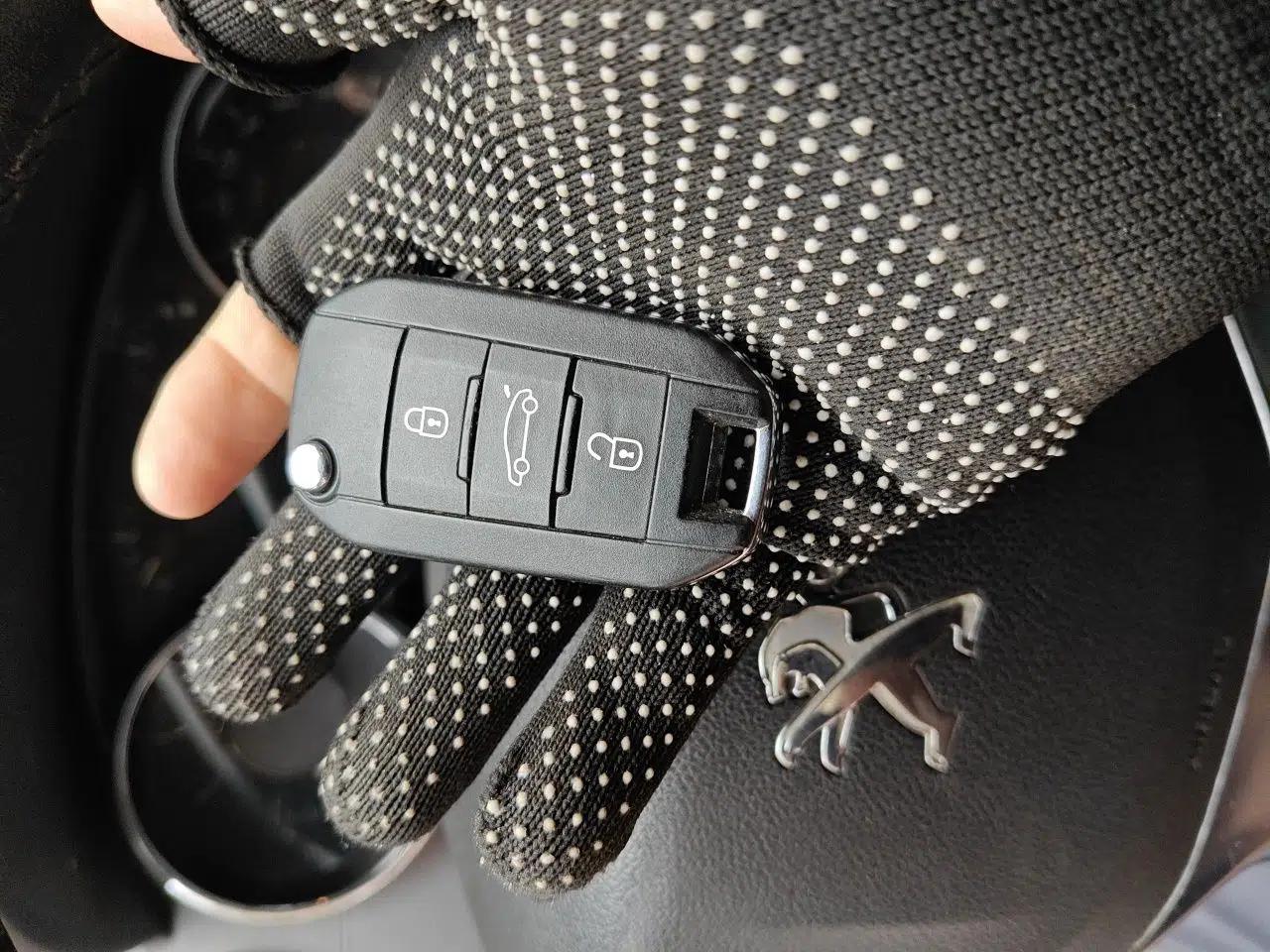 Peugeot 3008 2013 2.0L Automatic Trend Edition — миниатюра 9