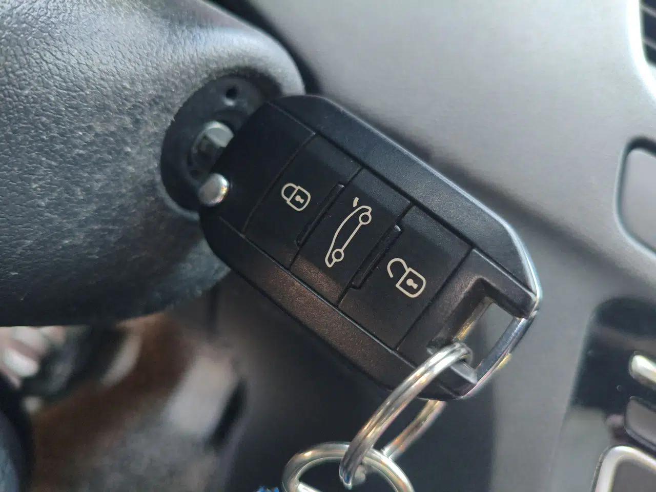Peugeot 508 2012 2.0L Automatic Smart Enjoyment Version — миниатюра 9