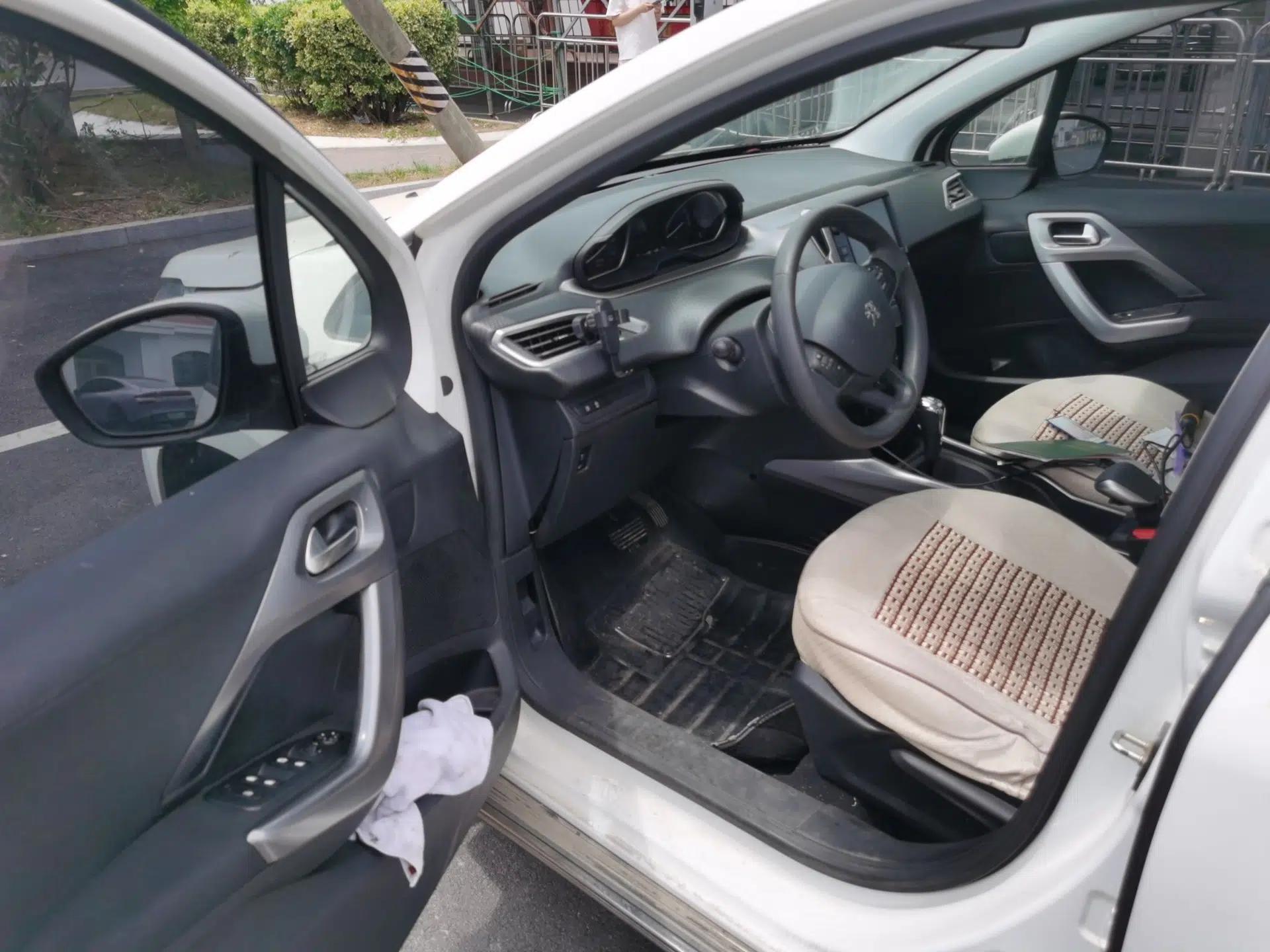 Peugeot 2008 2015 1.6THP Automatic Fashion Edition — миниатюра 13
