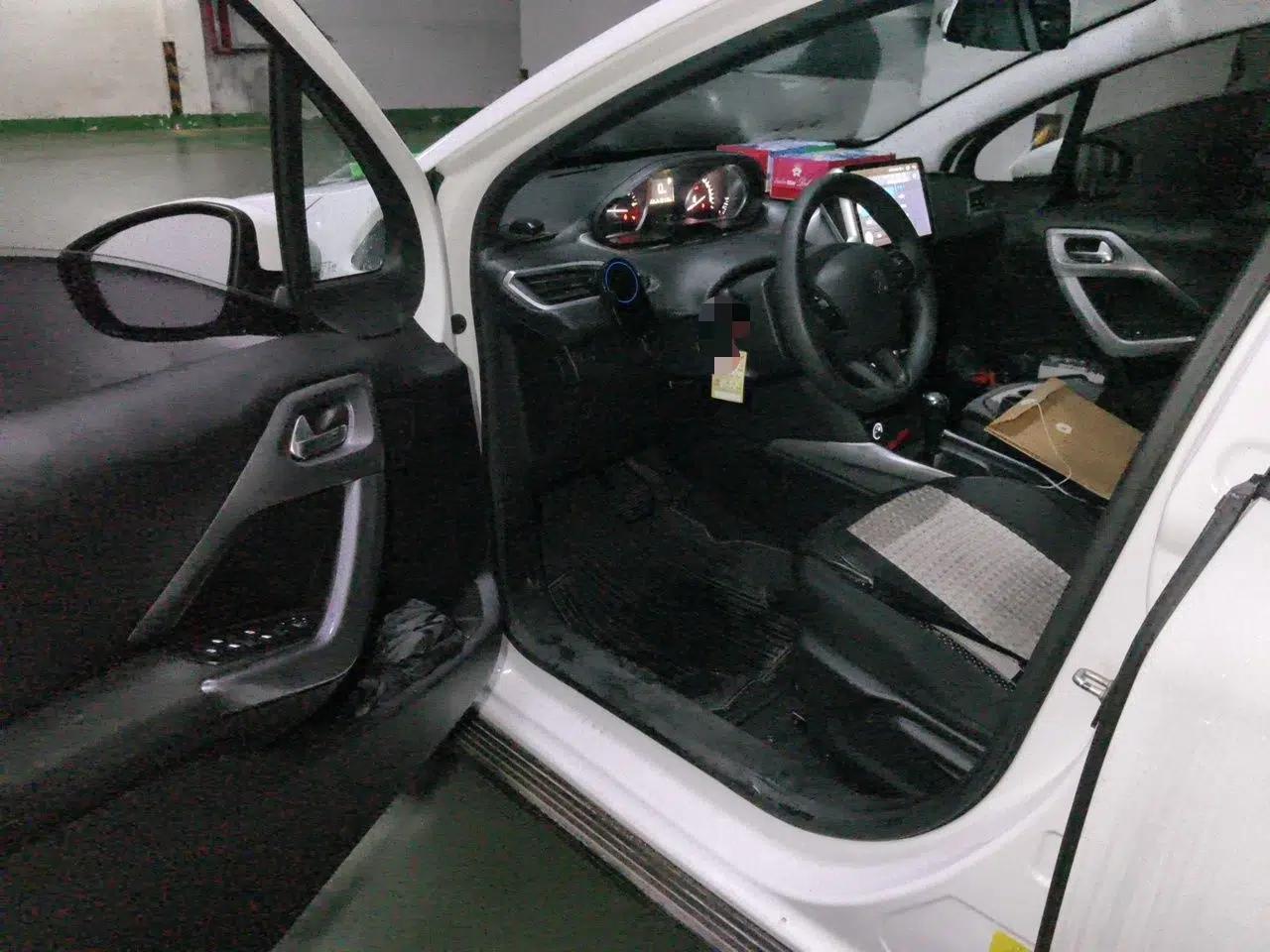Peugeot 2008 2014 1.6L Automatic Fashion Edition — миниатюра 17