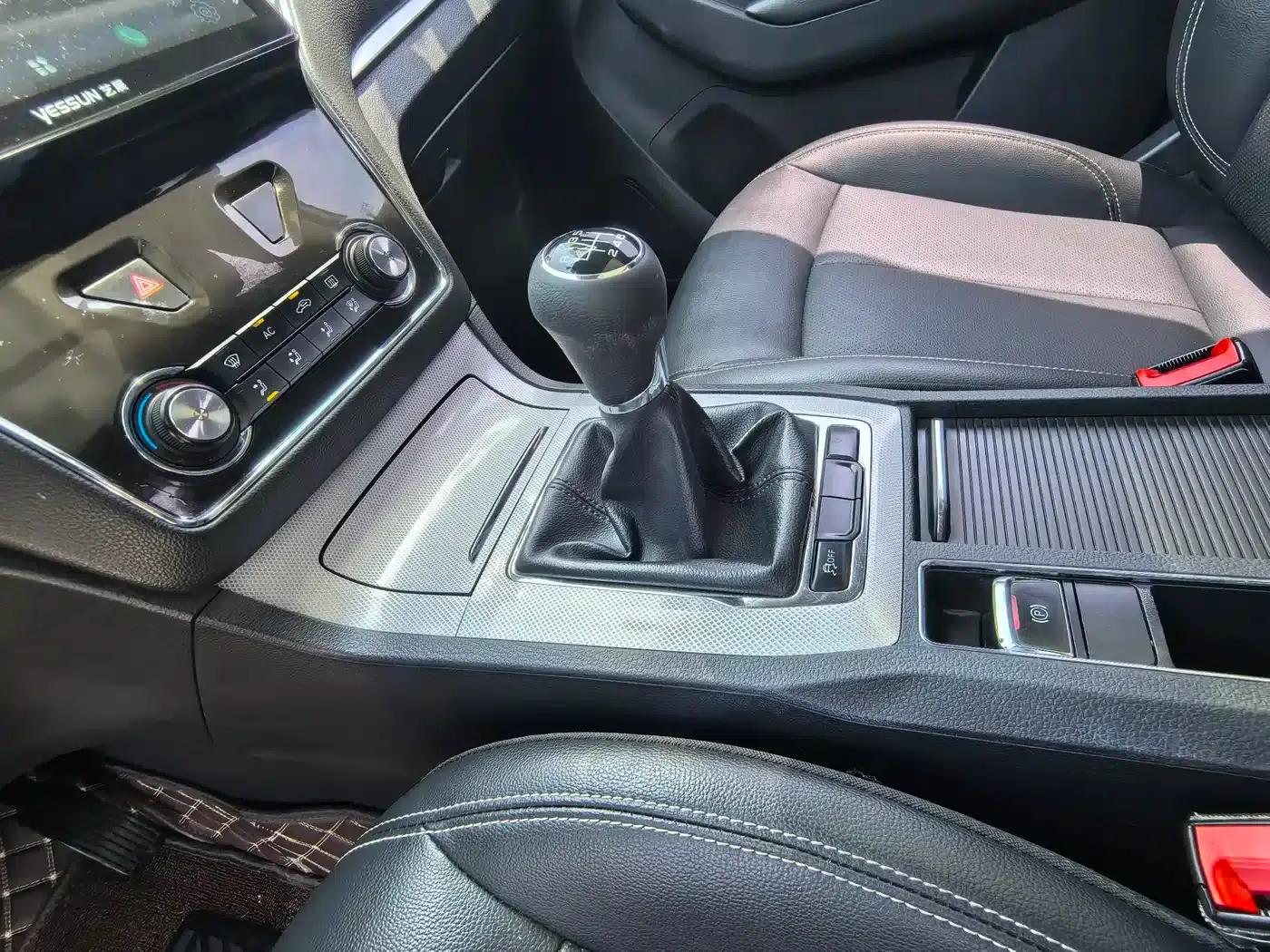 Roewe RX5 2018 20T 2WD Manual Flagship Edition — миниатюра 11