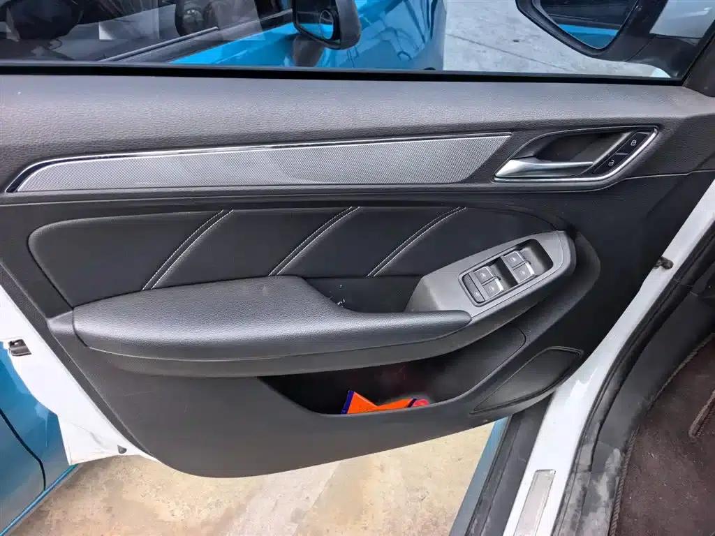 Roewe RX5 2016 30T 2WD Automatic Internet Smart Edition — миниатюра 8