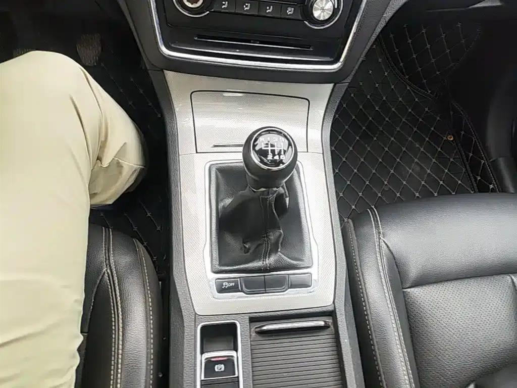 Roewe RX5 2016 20T 2WD Manual Flagship Edition — миниатюра 14