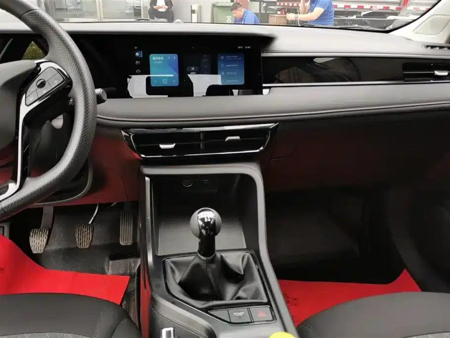 Roewe i5 2023 1.5L Manual Comfort Edition — миниатюра 13