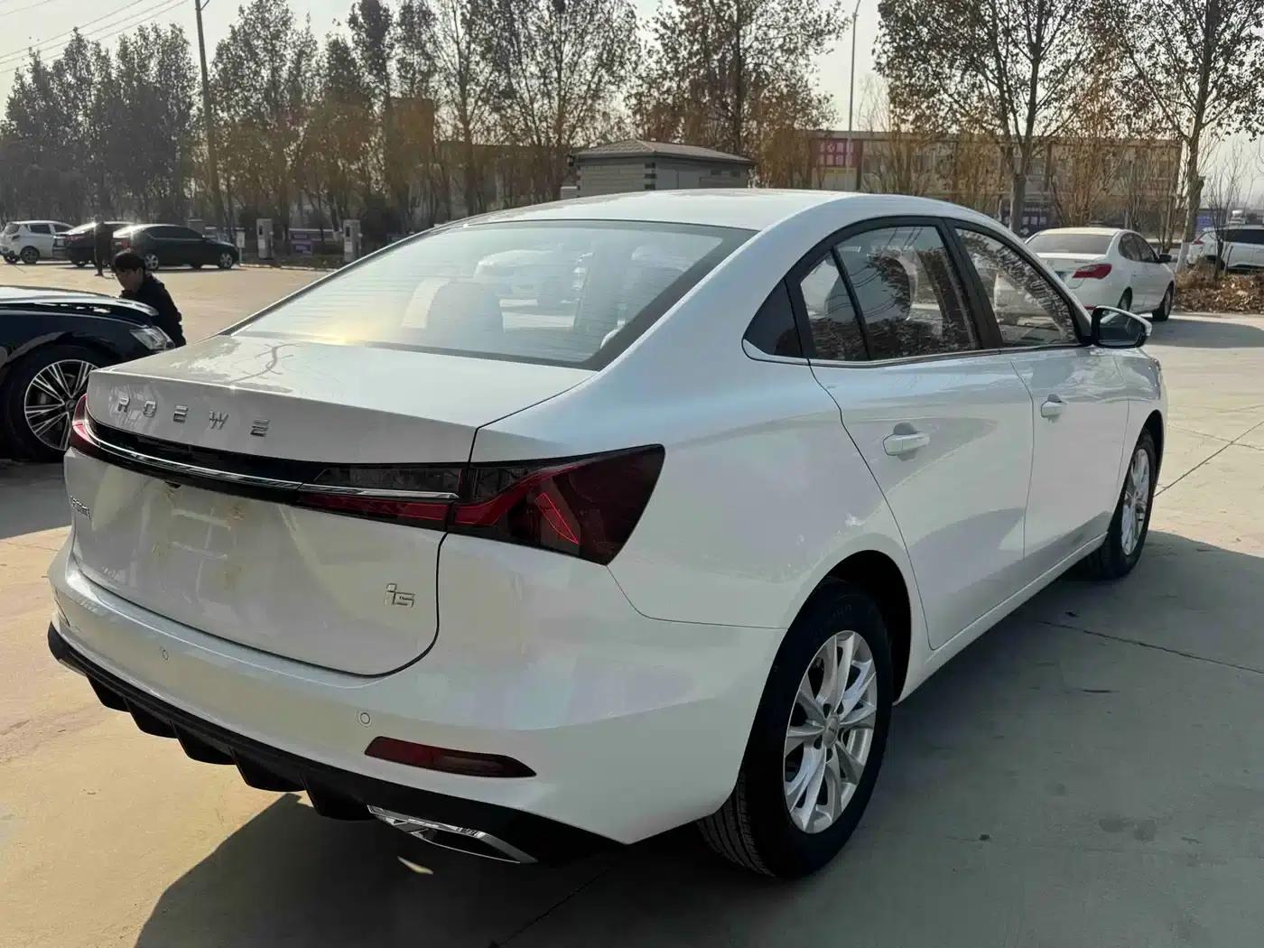 Roewe i5 2023 1.5L CVT Luxury Edition — миниатюра 4