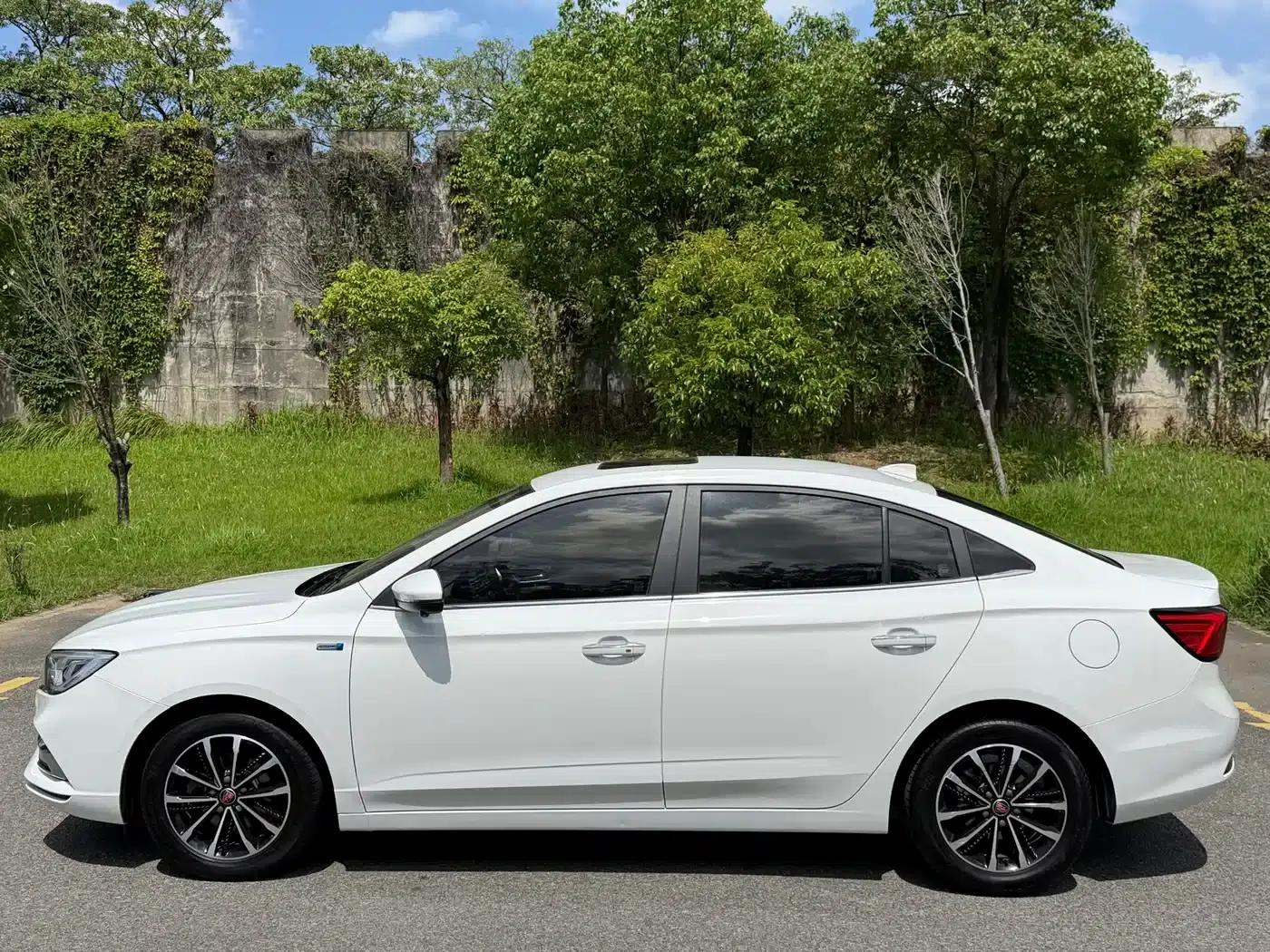 Roewe i5 2020 1.5L Automatic 4G Connected Leading Flagship Edition — миниатюра 3