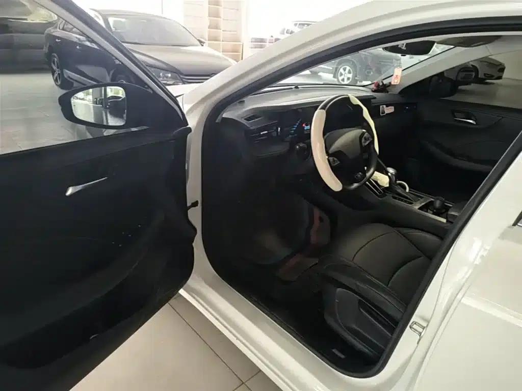 Roewe i5 2023 1.5L CVT Luxury Edition — миниатюра 16