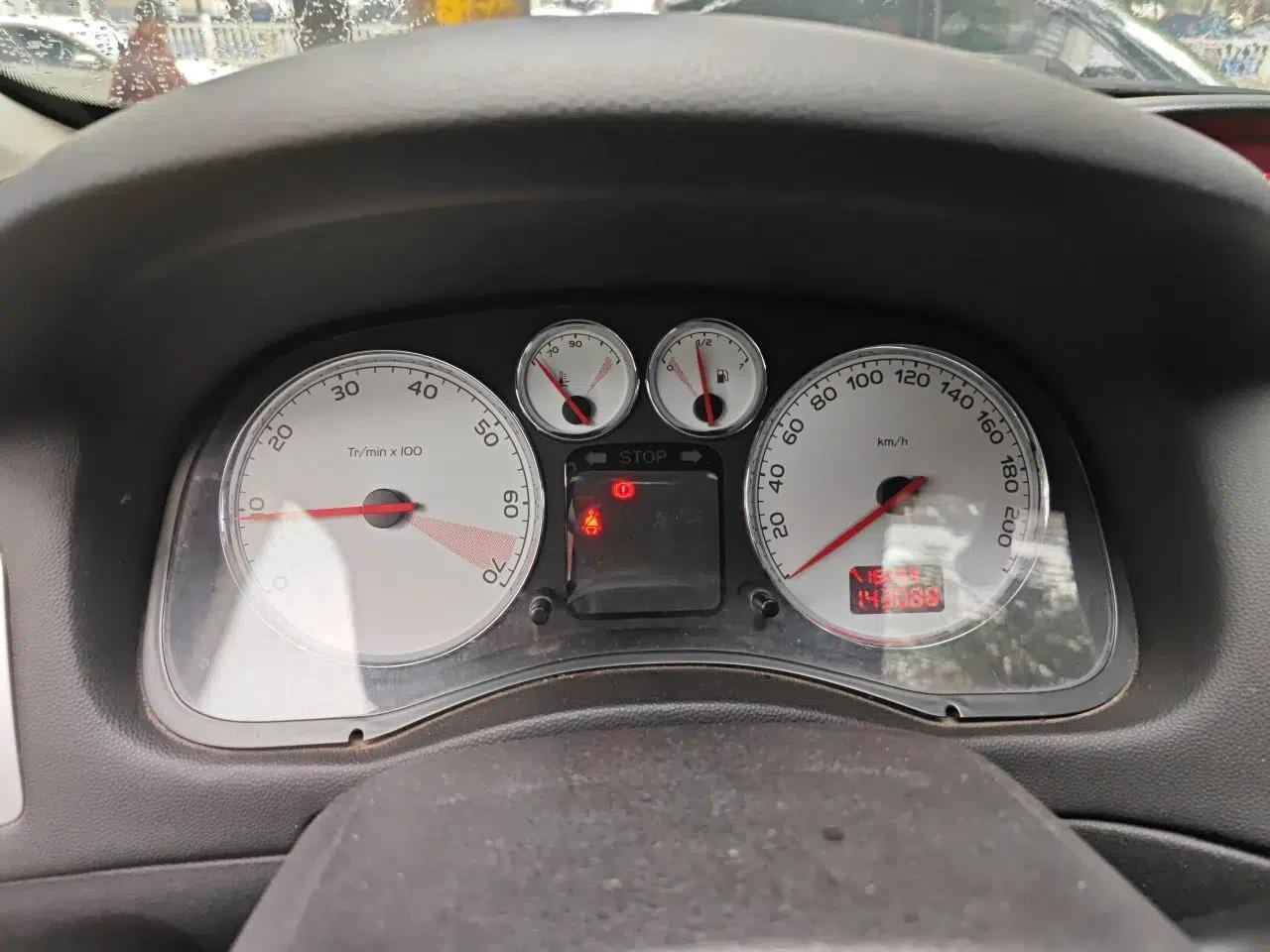 Peugeot 307 2010 Hatchback 1.6L Manual Comfort Edition — миниатюра 12