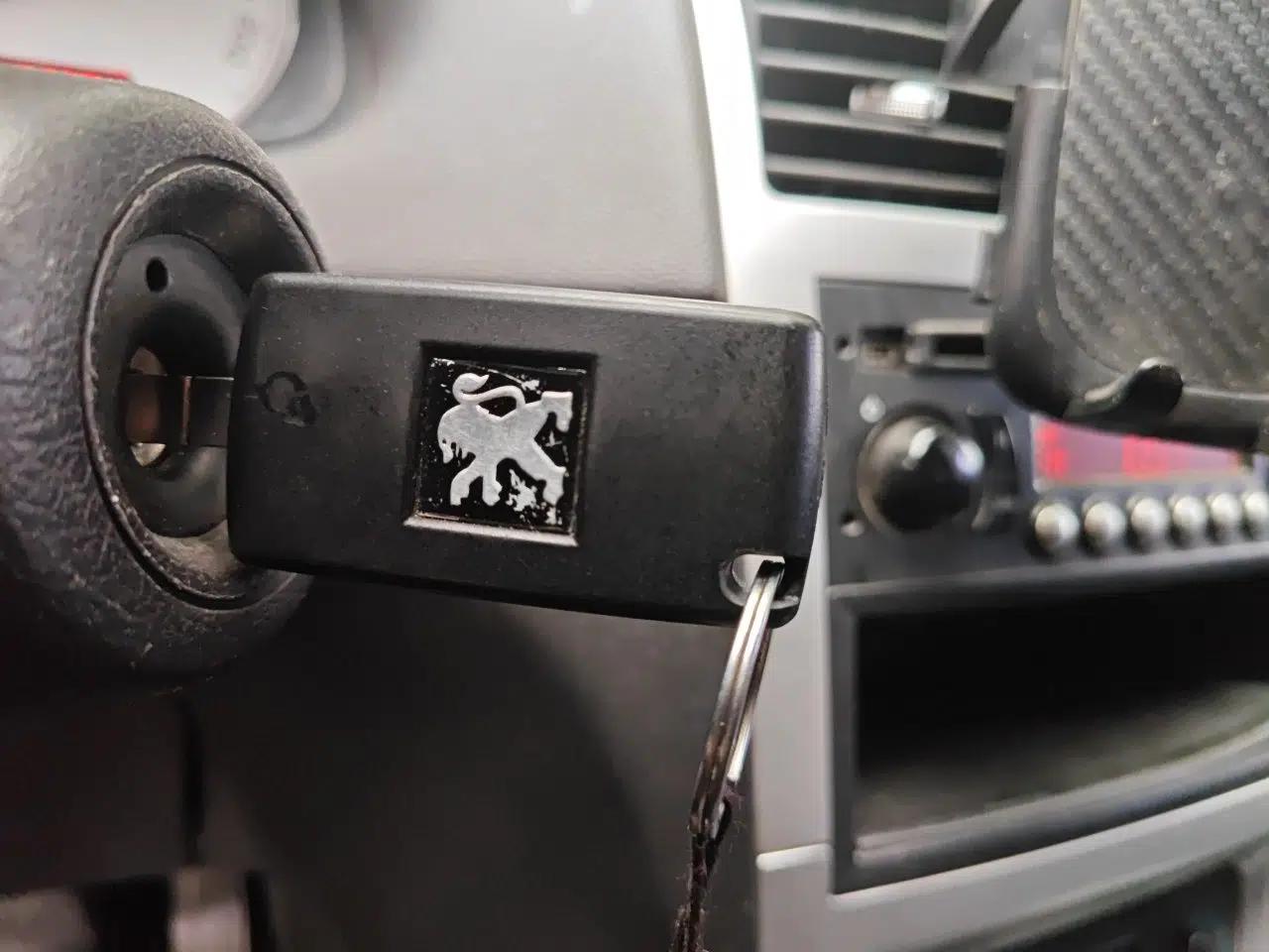 Peugeot 307 2010 Hatchback 1.6L Manual Comfort Edition — миниатюра 9