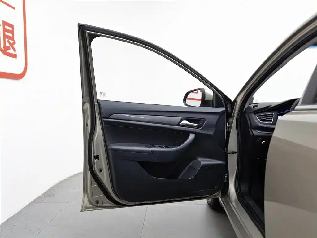 Roewe 360 2017 1.5L Automatic Deluxe Edition — миниатюра 8