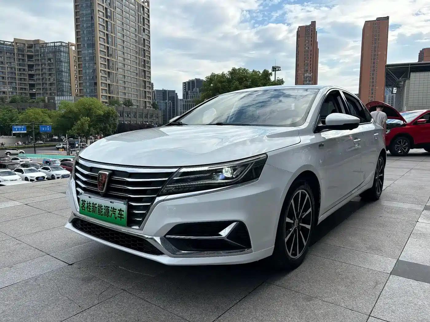 Roewe i6 New Energy 2017 45T Hybrid Connected Smart Edition — миниатюра 1