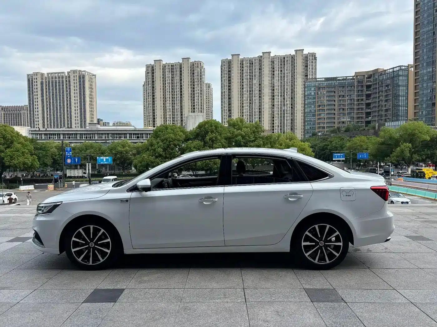 Roewe i6 New Energy 2017 45T Hybrid Connected Smart Edition — миниатюра 13