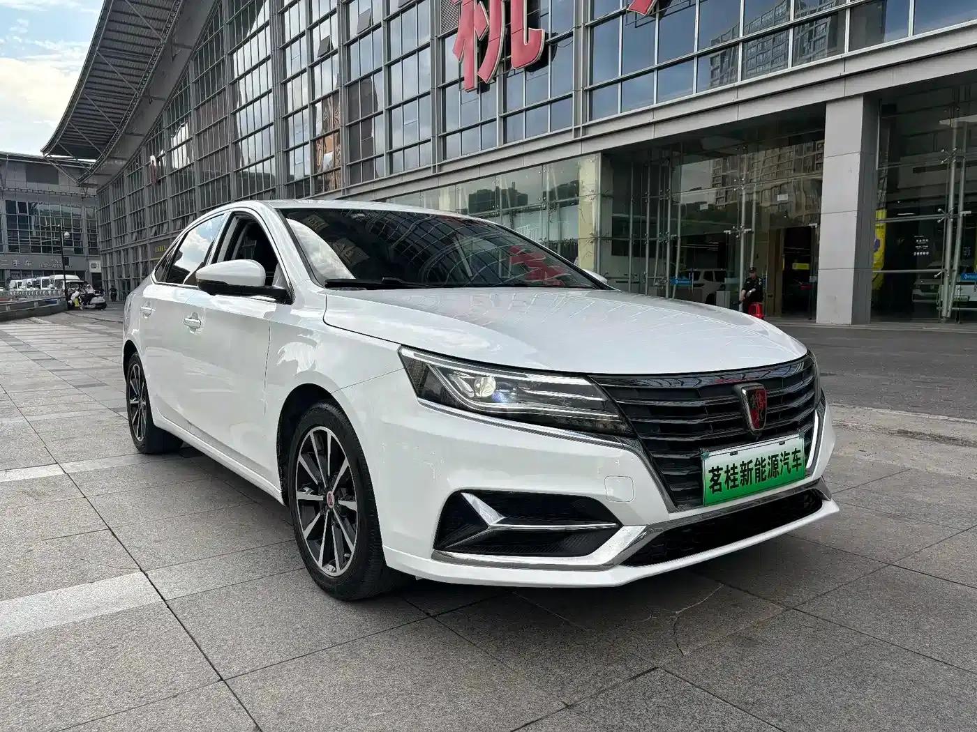 Roewe i6 New Energy 2017 45T Hybrid Connected Smart Edition — миниатюра 3