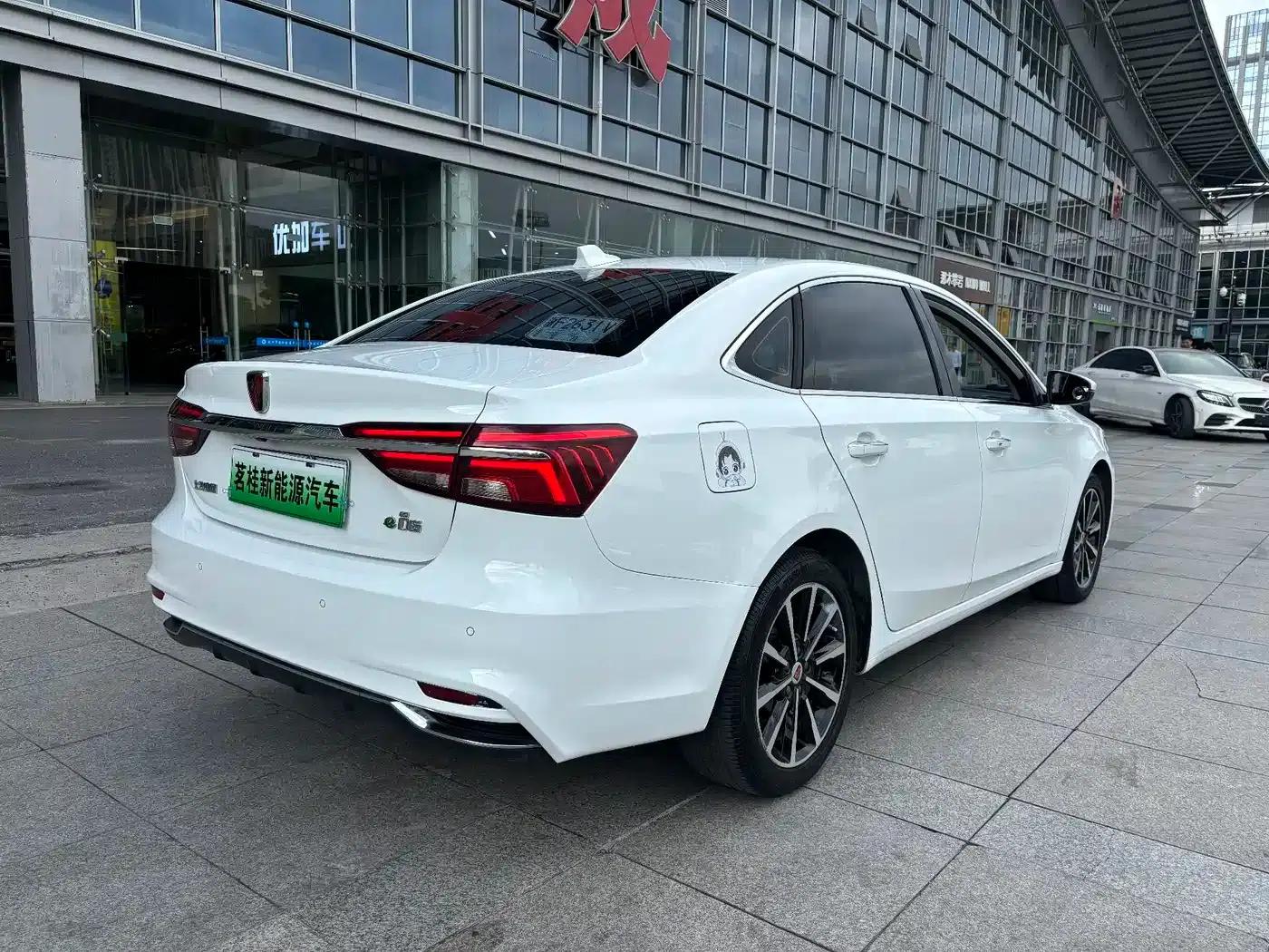 Roewe i6 New Energy 2017 45T Hybrid Connected Smart Edition — миниатюра 5