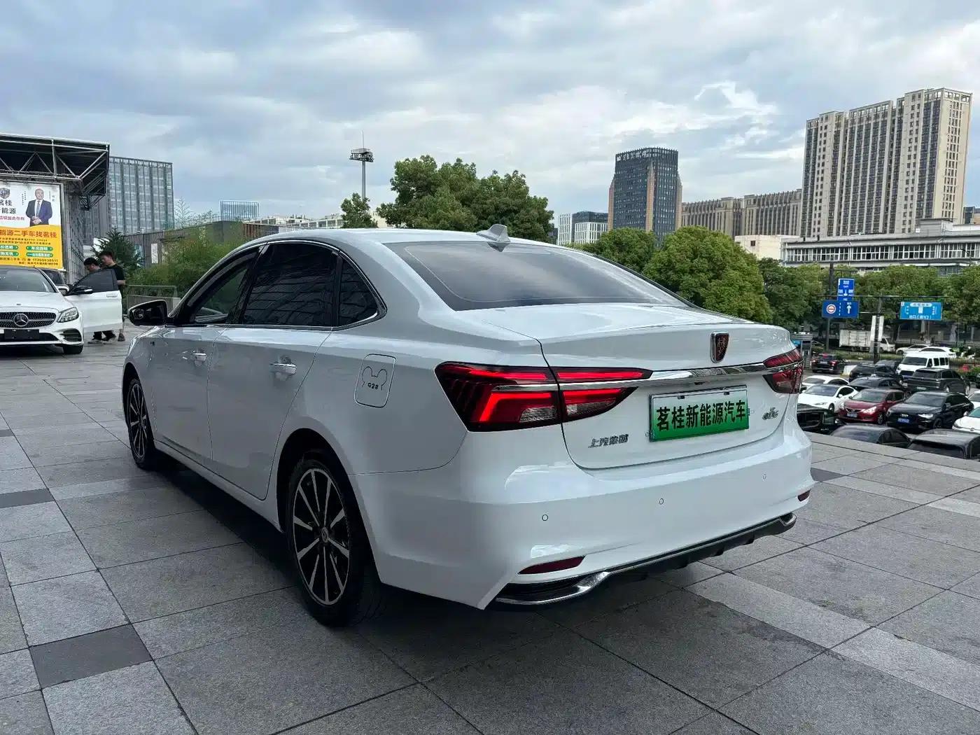 Roewe i6 New Energy 2017 45T Hybrid Connected Smart Edition — миниатюра 6