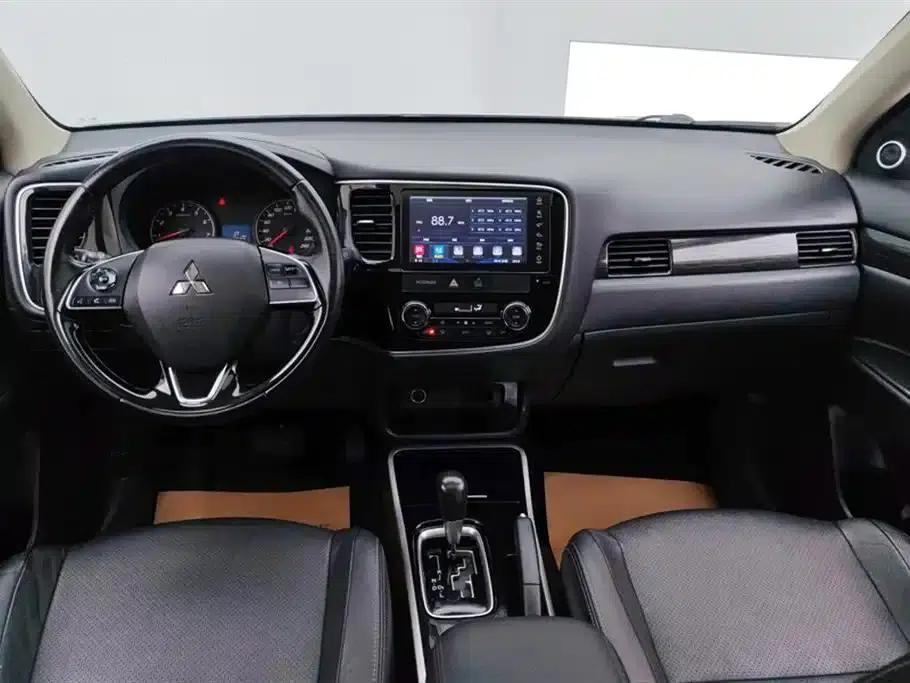 Outlander 2018 2.0L 2WD Glory Edition 5-seater — миниатюра 12